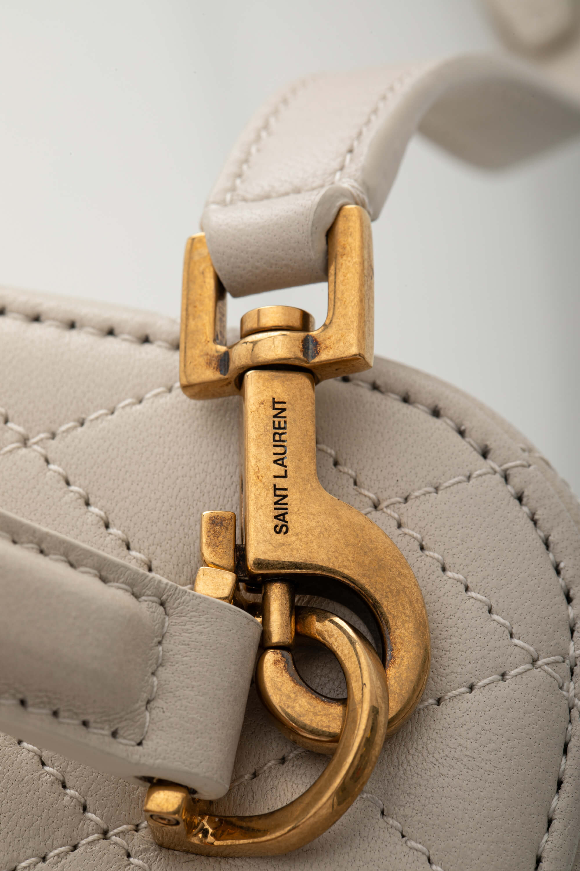<span style="font-size: 10px;letter-spacing: .15em">NEW COLLECTION</span><br> <strong>SAINT LAURENT</strong><br> <div style="margin-top:10px;font-size:16px">Gaby Vanity Mini Quilted Leather Shoulder Bag Off-White</div><br> - Image 13