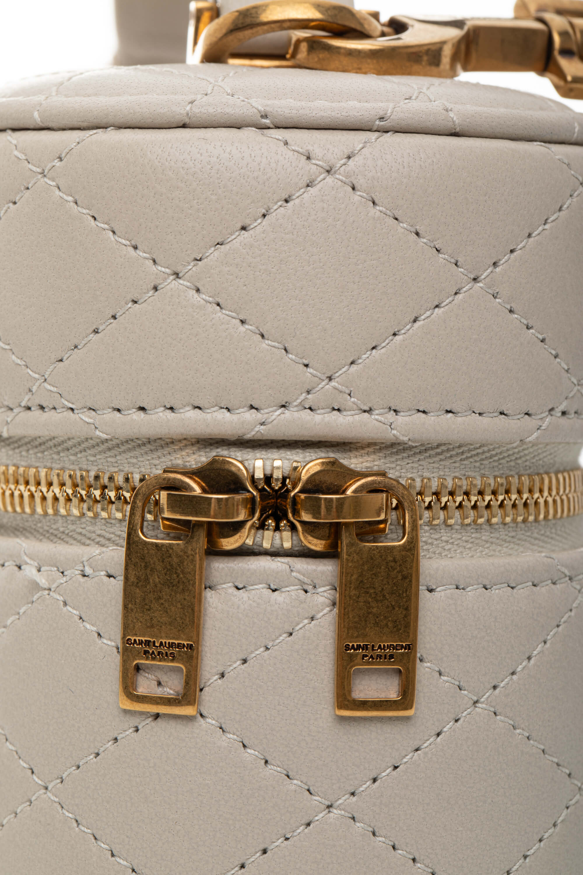 <span style="font-size: 10px;letter-spacing: .15em">NEW COLLECTION</span><br> <strong>SAINT LAURENT</strong><br> <div style="margin-top:10px;font-size:16px">Gaby Vanity Mini Quilted Leather Shoulder Bag Off-White</div><br> - Image 11