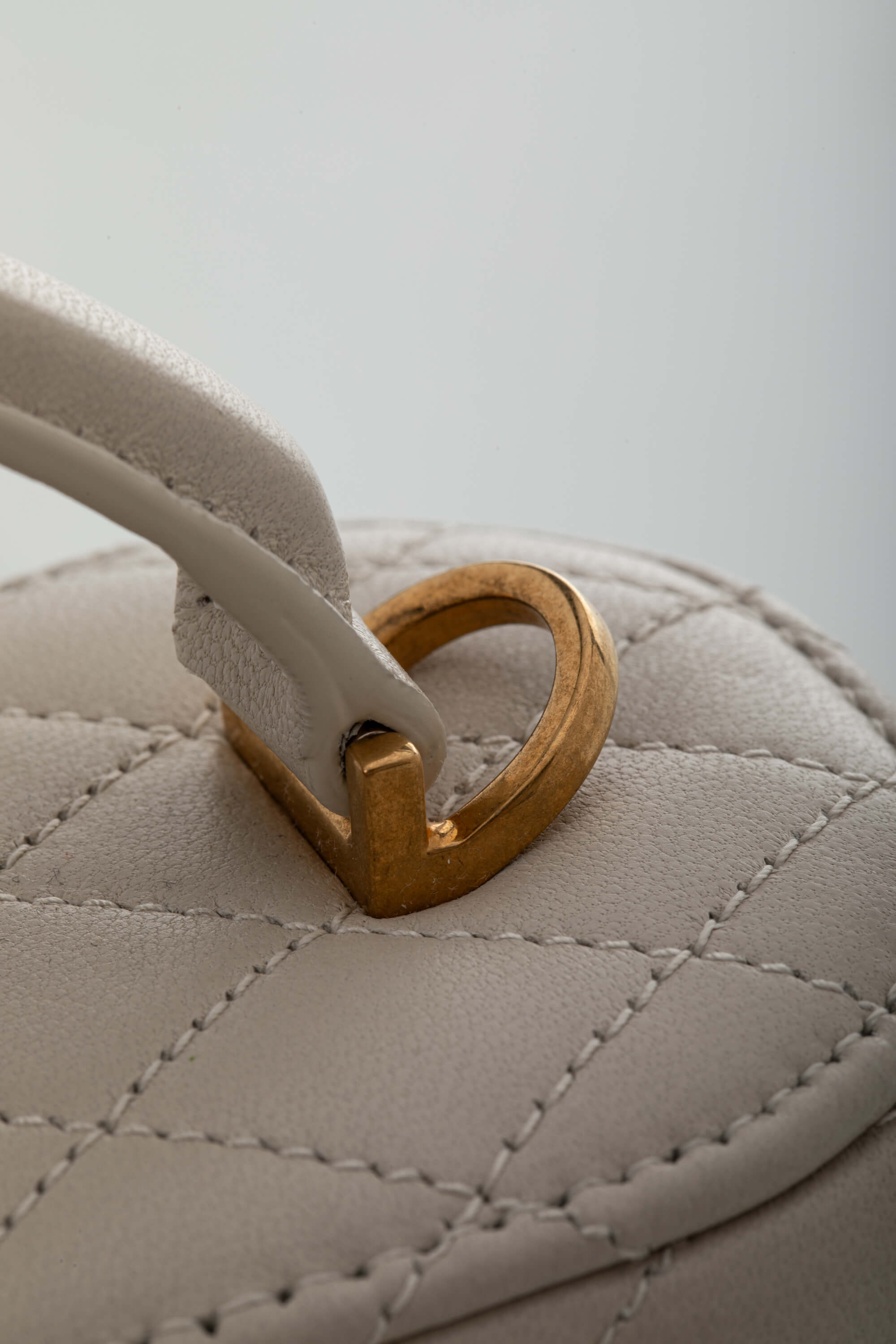 <span style="font-size: 10px;letter-spacing: .15em">NEW COLLECTION</span><br> <strong>SAINT LAURENT</strong><br> <div style="margin-top:10px;font-size:16px">Gaby Vanity Mini Quilted Leather Shoulder Bag Off-White</div><br> - Image 14