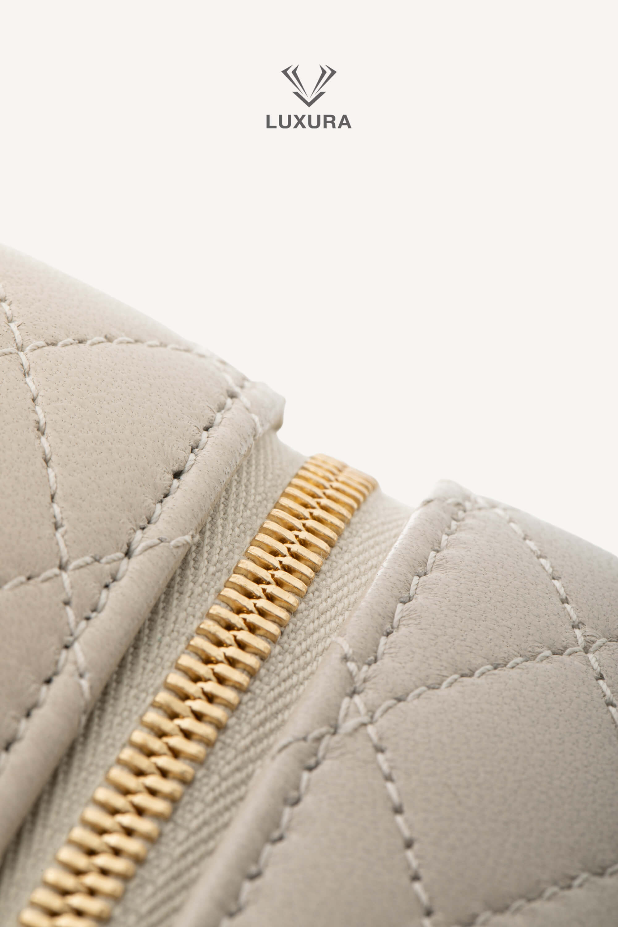 <span style="font-size: 10px;letter-spacing: .15em">NEW COLLECTION</span><br> <strong>SAINT LAURENT</strong><br> <div style="margin-top:10px;font-size:16px">Gaby Vanity Mini Quilted Leather Shoulder Bag Off-White</div><br> - Image 16