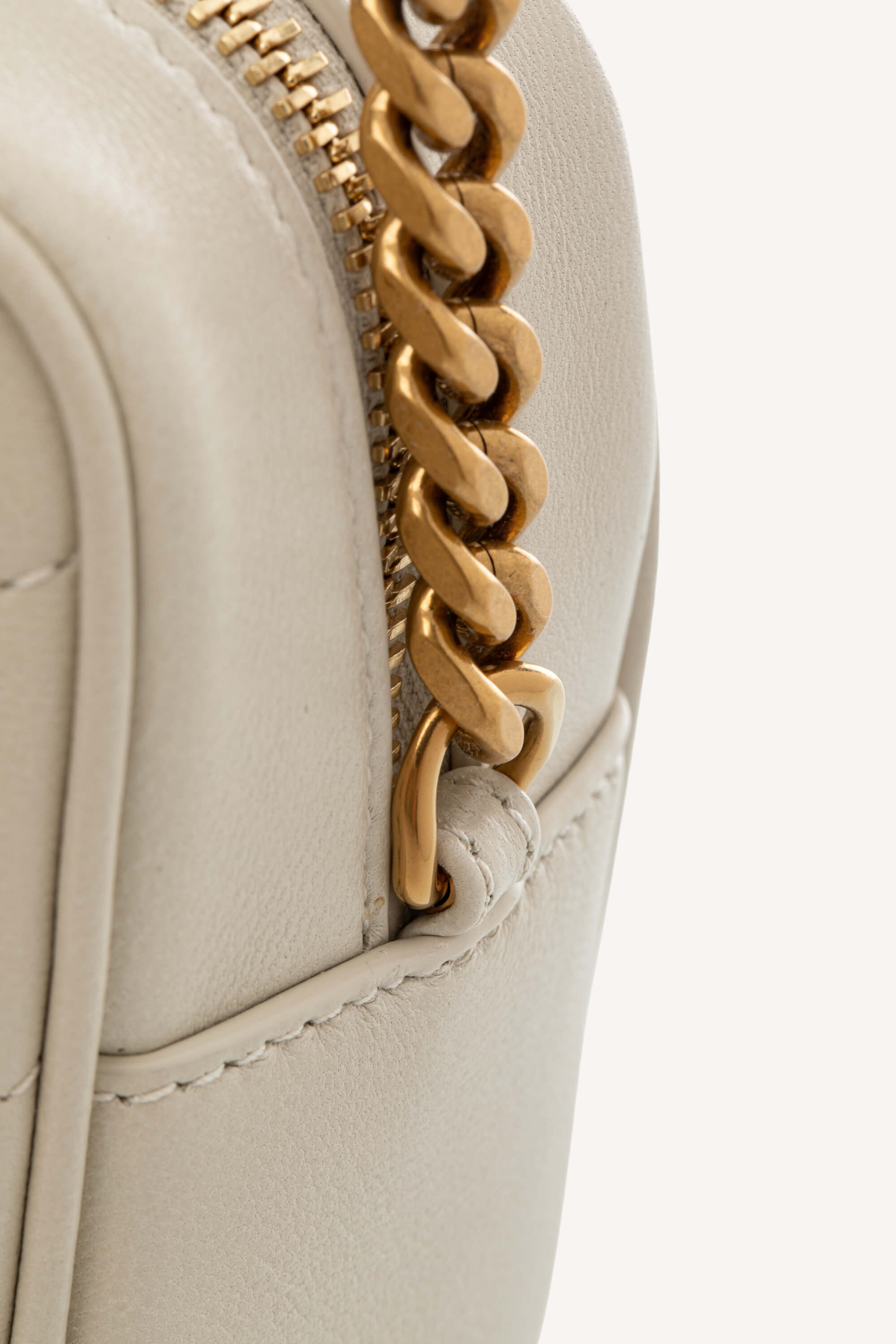 <span style="font-size: 10px;letter-spacing: .15em">NEW COLLECTION</span><br> <strong>SAINT LAURENT</strong><br> <div style="margin-top:10px;font-size:16px">Loulou Camera Bag In Quilted Leather Crema Soft</div><br> - Image 14