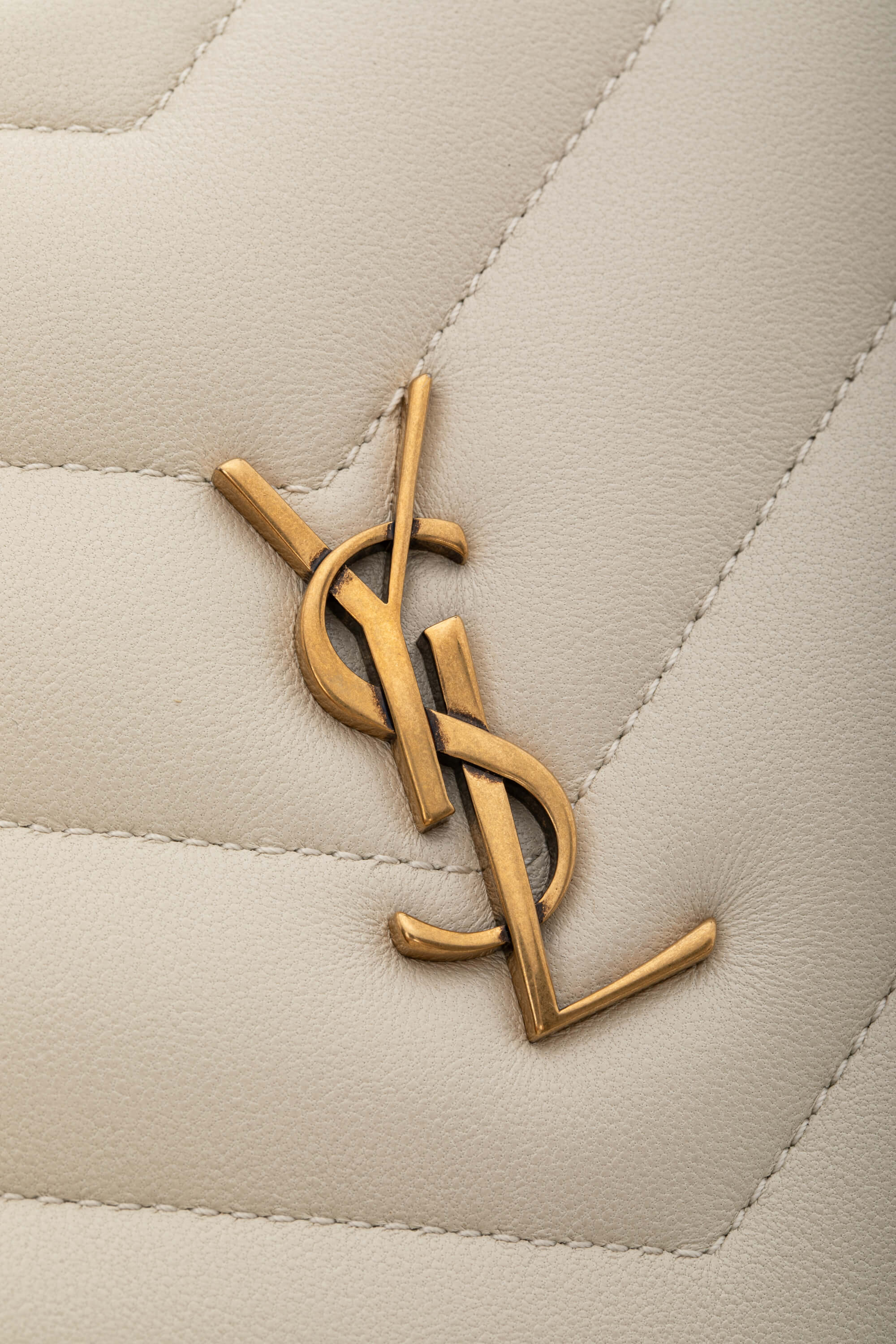 <span style="font-size: 10px;letter-spacing: .15em">NEW COLLECTION</span><br> <strong>SAINT LAURENT</strong><br> <div style="margin-top:10px;font-size:16px">Loulou Camera Bag In Quilted Leather Crema Soft</div><br> - Image 12