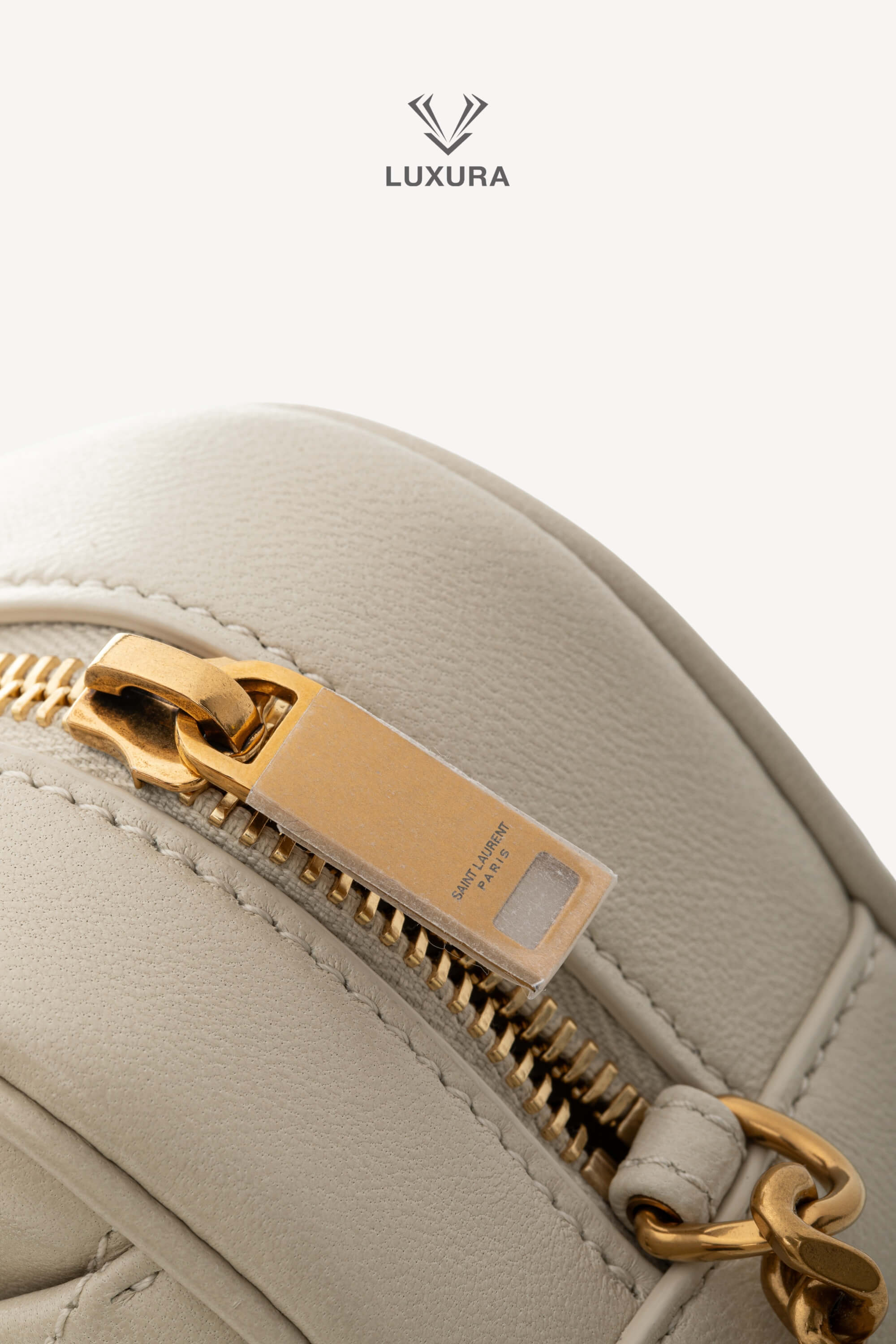 <span style="font-size: 10px;letter-spacing: .15em">NEW COLLECTION</span><br> <strong>SAINT LAURENT</strong><br> <div style="margin-top:10px;font-size:16px">Loulou Camera Bag In Quilted Leather Crema Soft</div><br> - Image 13