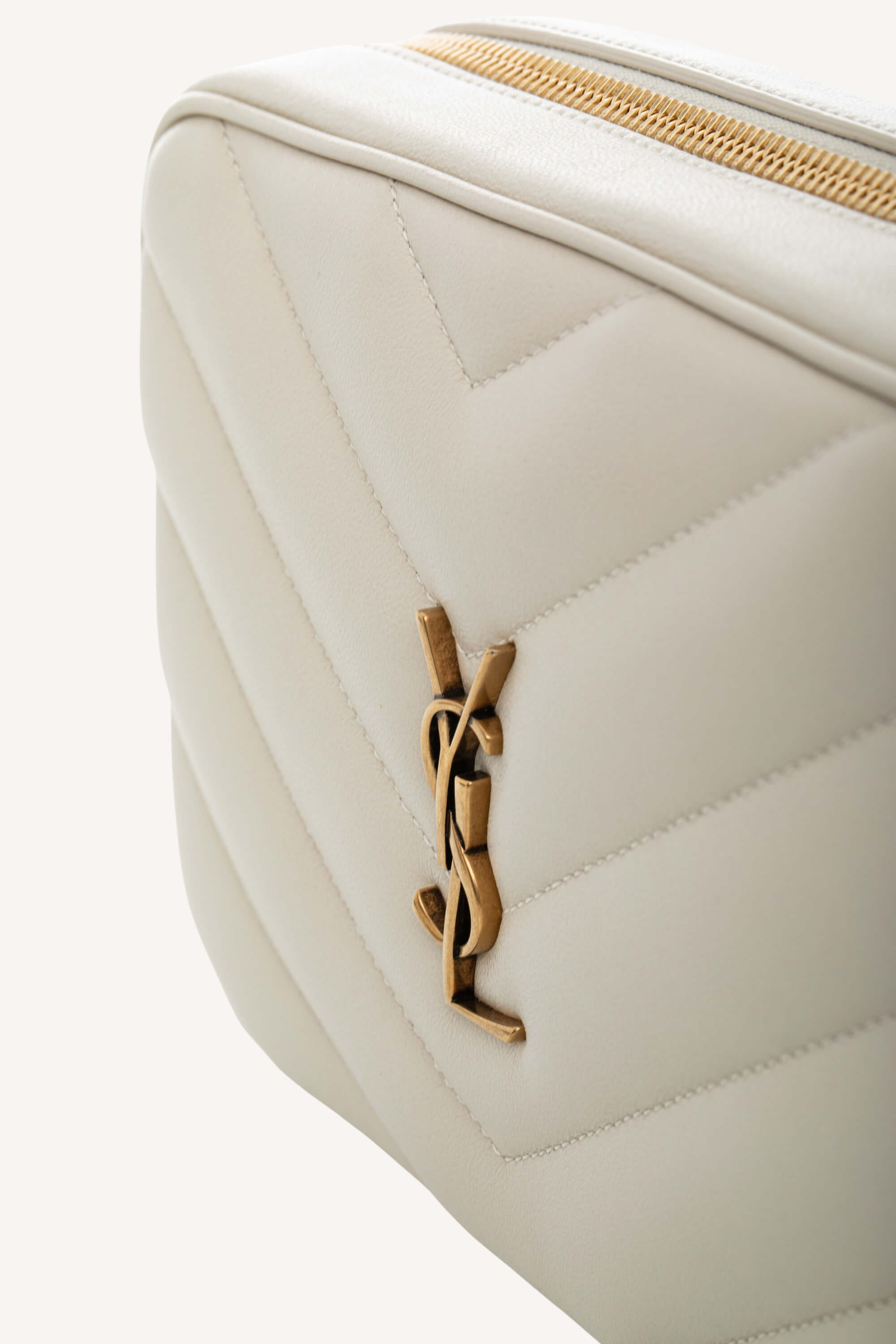 <span style="font-size: 10px;letter-spacing: .15em">NEW COLLECTION</span><br> <strong>SAINT LAURENT</strong><br> <div style="margin-top:10px;font-size:16px">Loulou Camera Bag In Quilted Leather Crema Soft</div><br> - Image 15