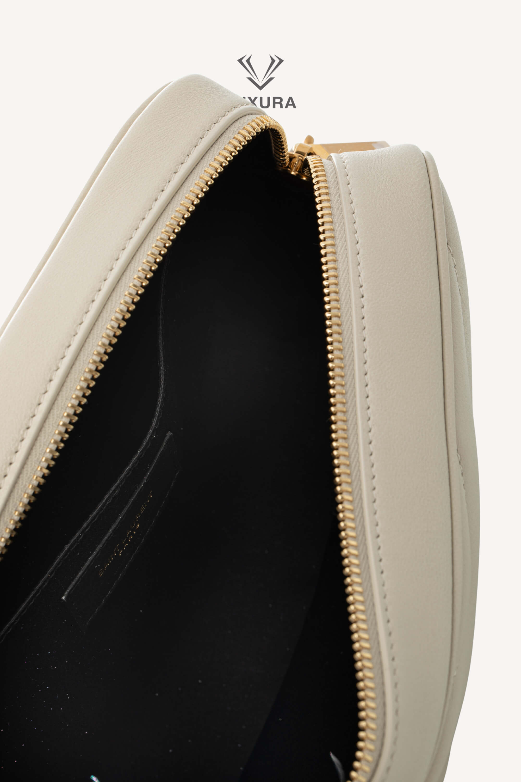 <span style="font-size: 10px;letter-spacing: .15em">NEW COLLECTION</span><br> <strong>SAINT LAURENT</strong><br> <div style="margin-top:10px;font-size:16px">Loulou Camera Bag In Quilted Leather Crema Soft</div><br> - Image 10