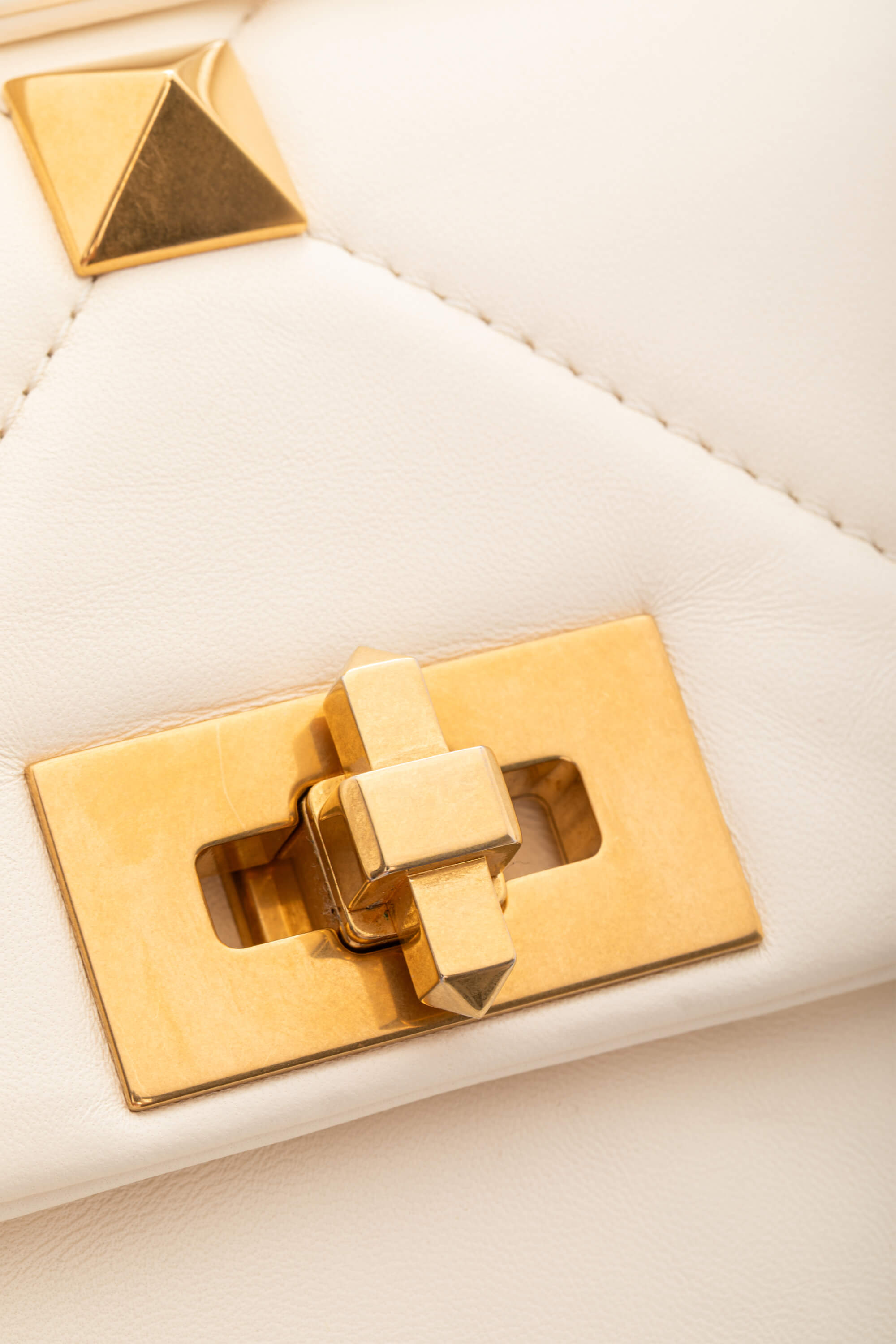 <span style="font-size: 10px;letter-spacing: .15em">BEST DEAL</span><br>            <strong>VALENTINO</strong><br>            <div style="margin-top:10px;font-size:16px">Small Roman Stud the Shoulder Bag in Nappa Ivory</div><br> - Image 9