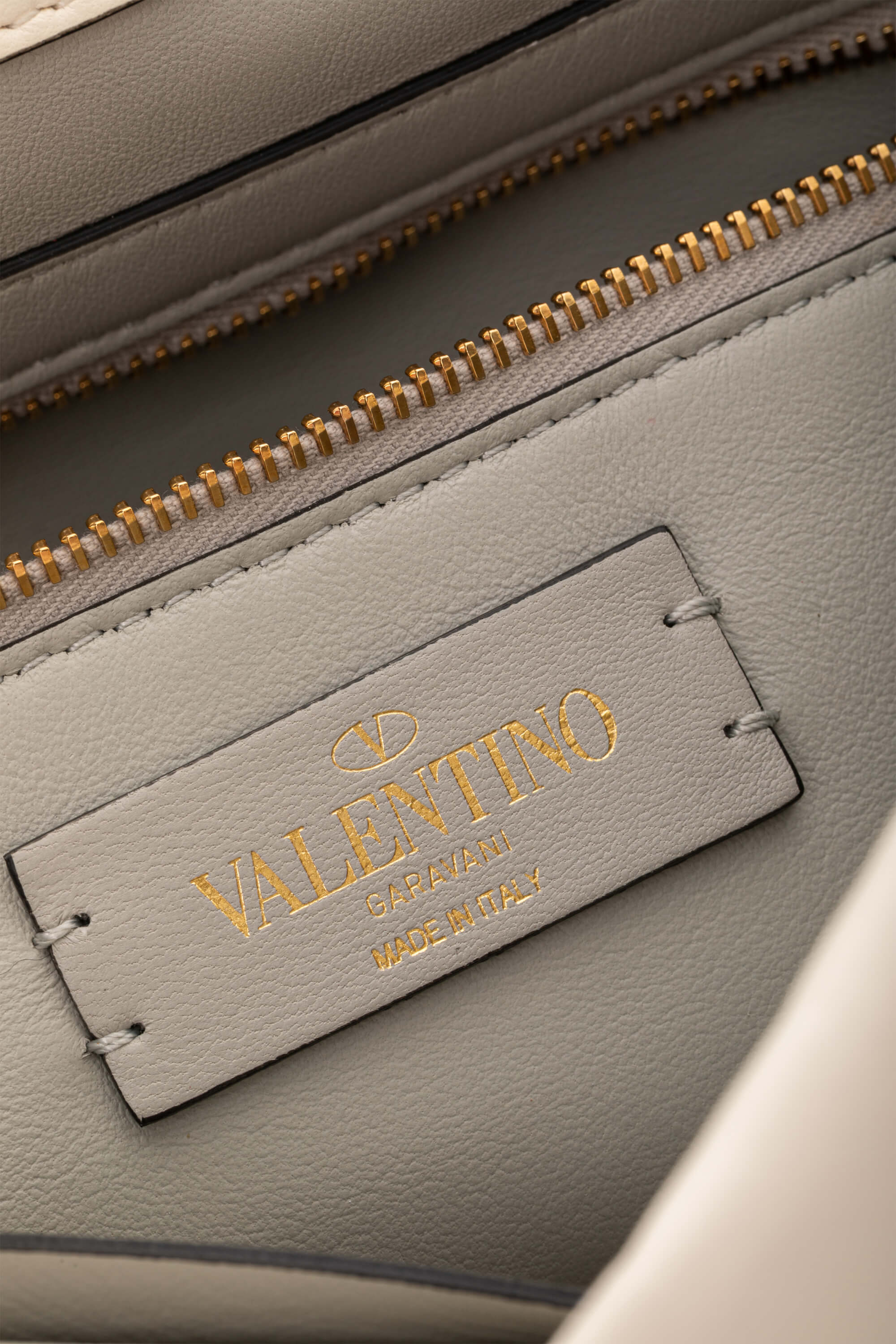 <span style="font-size: 10px;letter-spacing: .15em">BEST DEAL</span><br>            <strong>VALENTINO</strong><br>            <div style="margin-top:10px;font-size:16px">Small Roman Stud the Shoulder Bag in Nappa Ivory</div><br> - Image 15