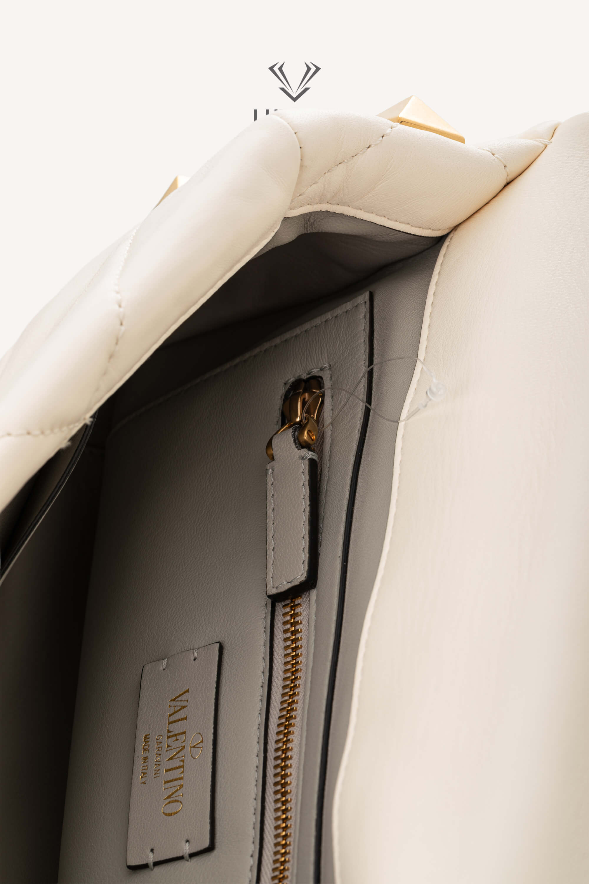 <span style="font-size: 10px;letter-spacing: .15em">BEST DEAL</span><br>            <strong>VALENTINO</strong><br>            <div style="margin-top:10px;font-size:16px">Small Roman Stud the Shoulder Bag in Nappa Ivory</div><br> - Image 14