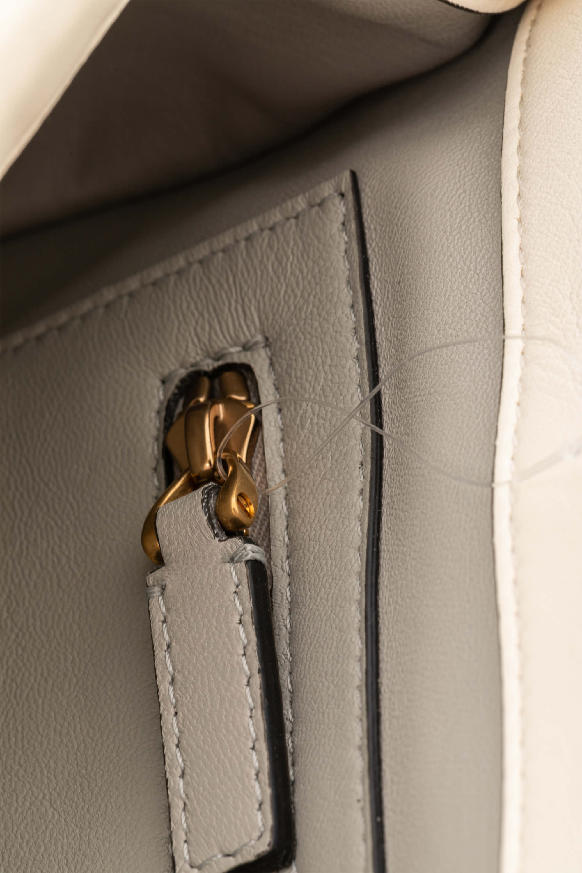 <span style="font-size: 10px;letter-spacing: .15em">BEST DEAL</span><br>            <strong>VALENTINO</strong><br>            <div style="margin-top:10px;font-size:16px">Small Roman Stud the Shoulder Bag in Nappa Ivory</div><br> - Image 13