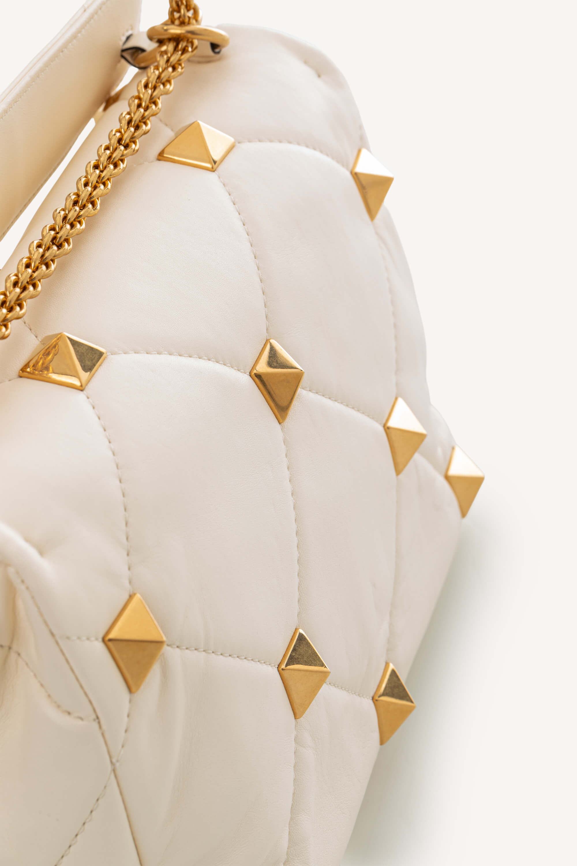 <span style="font-size: 10px;letter-spacing: .15em">BEST DEAL</span><br>            <strong>VALENTINO</strong><br>            <div style="margin-top:10px;font-size:16px">Small Roman Stud the Shoulder Bag in Nappa Ivory</div><br> - Image 10