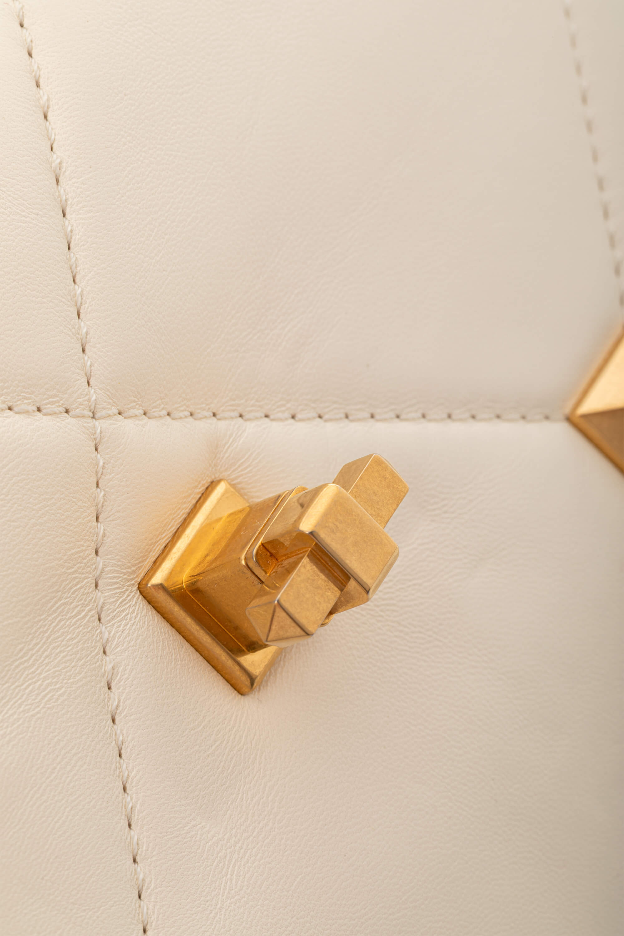 <span style="font-size: 10px;letter-spacing: .15em">BEST DEAL</span><br>            <strong>VALENTINO</strong><br>            <div style="margin-top:10px;font-size:16px">Small Roman Stud the Shoulder Bag in Nappa Ivory</div><br> - Image 18