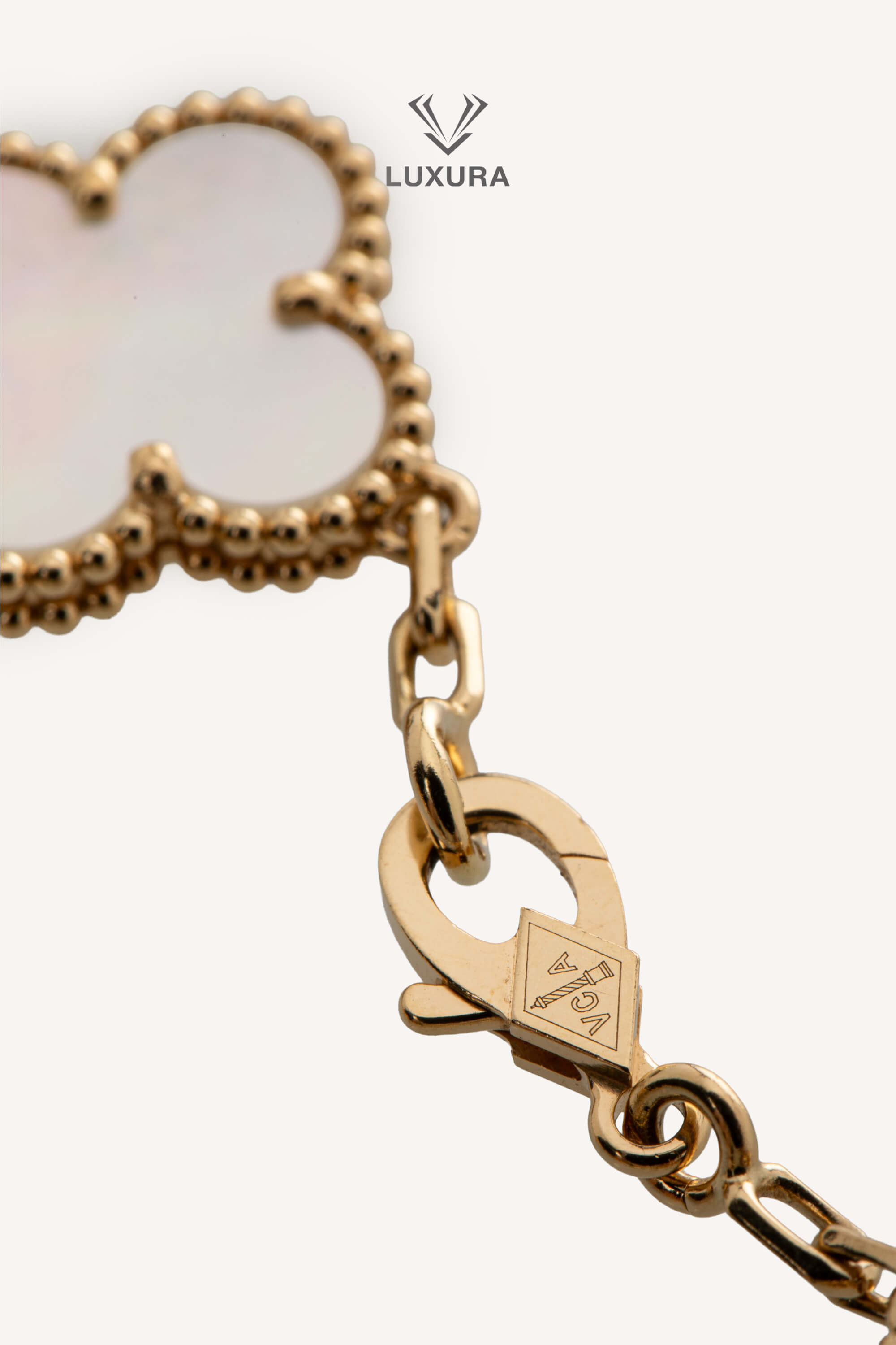 <span style="font-size: 10px;letter-spacing: .15em">HARD TO FIND</span><br> <strong>VAN CLEEF & ARPELS</strong><br> <div style="margin-top:10px;font-size:16px">18K Yellow Gold Mother of Pearl Vintage Alhambra Bracelet 5 Motifs</div><br> - Image 19