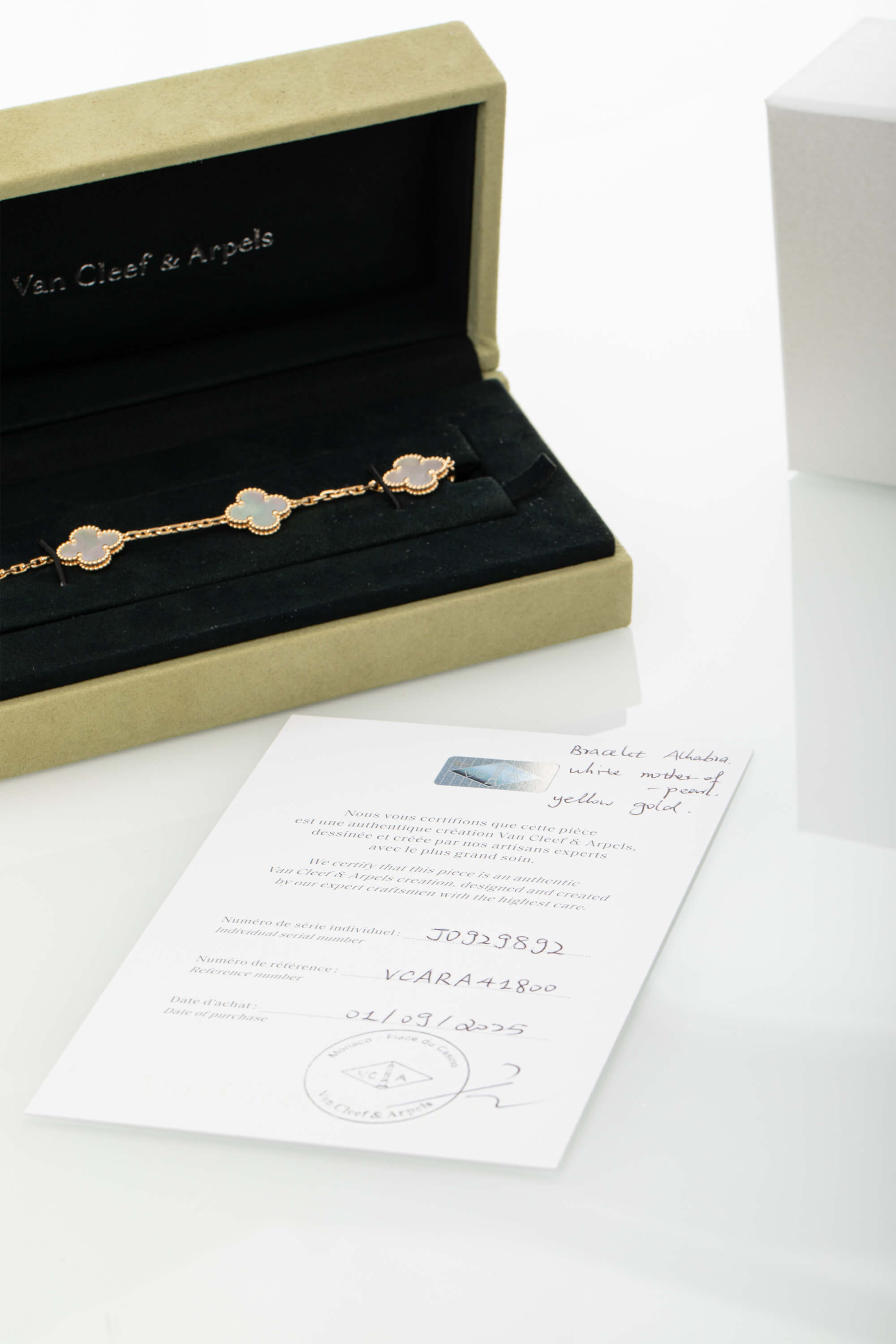 <span style="font-size: 10px;letter-spacing: .15em">HARD TO FIND</span><br> <strong>VAN CLEEF & ARPELS</strong><br> <div style="margin-top:10px;font-size:16px">18K Yellow Gold Mother of Pearl Vintage Alhambra Bracelet 5 Motifs</div><br> - Image 3