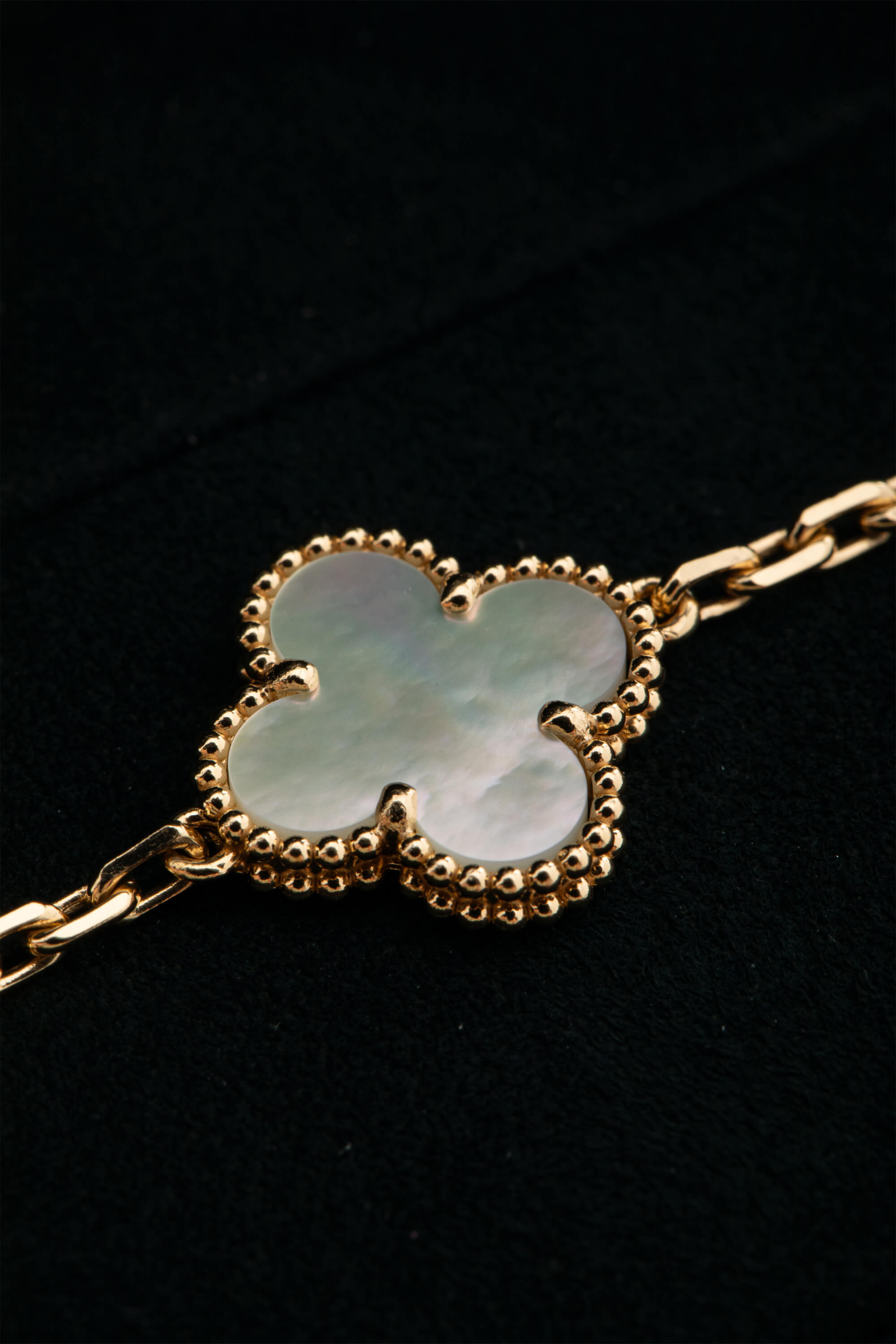 <span style="font-size: 10px;letter-spacing: .15em">HARD TO FIND</span><br> <strong>VAN CLEEF & ARPELS</strong><br> <div style="margin-top:10px;font-size:16px">18K Yellow Gold Mother of Pearl Vintage Alhambra Bracelet 5 Motifs</div><br> - Image 6