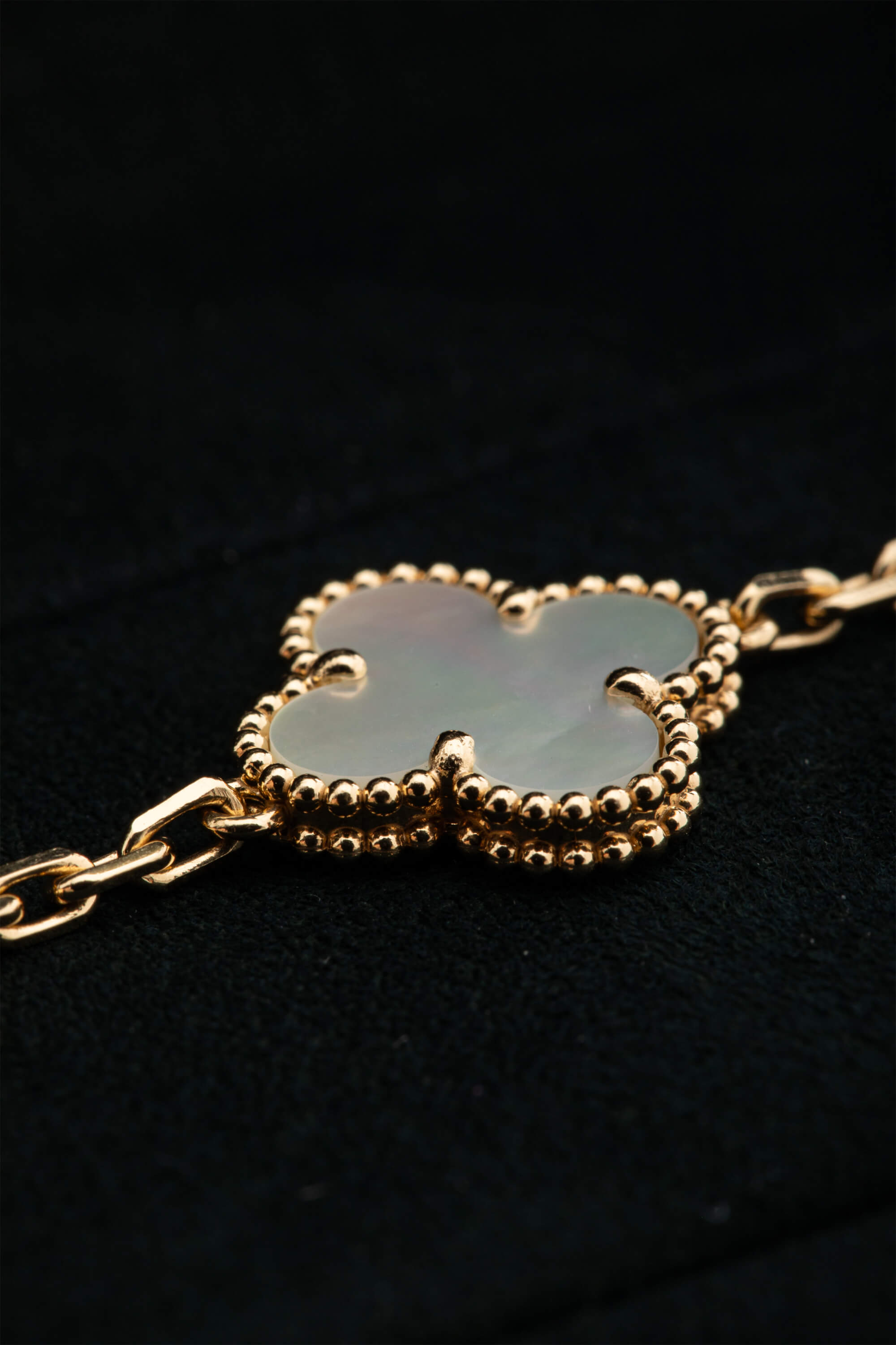 <span style="font-size: 10px;letter-spacing: .15em">HARD TO FIND</span><br> <strong>VAN CLEEF & ARPELS</strong><br> <div style="margin-top:10px;font-size:16px">18K Yellow Gold Mother of Pearl Vintage Alhambra Bracelet 5 Motifs</div><br> - Image 7