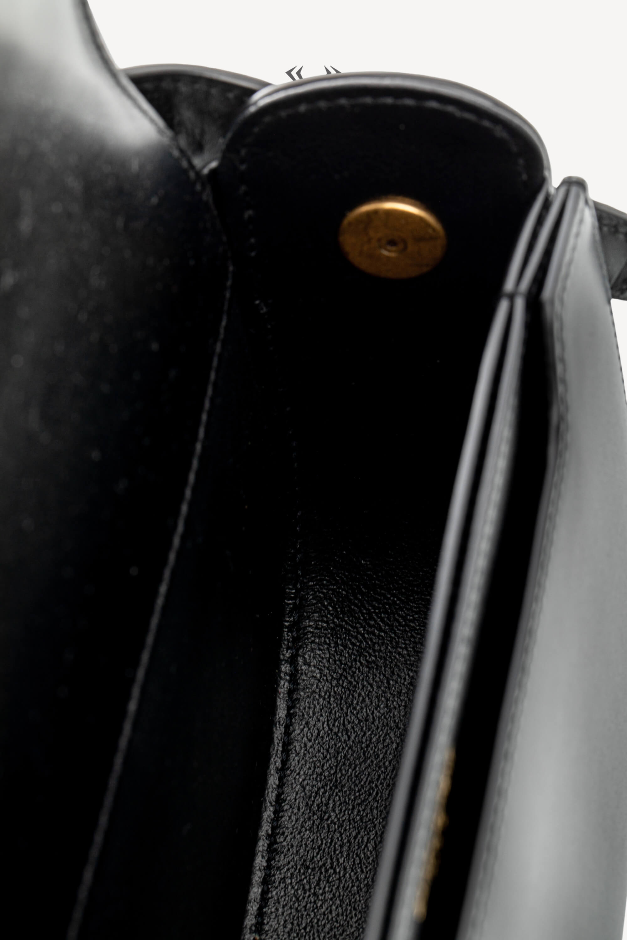 <span style="font-size: 10px;letter-spacing: .15em">NEW COLLECTION</span><br> <strong>SAINT LAURENT</strong><br> <div style="margin-top:10px;font-size:16px">Voltaire Leather Shoulder Bag Black Palladium Hardware</div><br> - Image 19