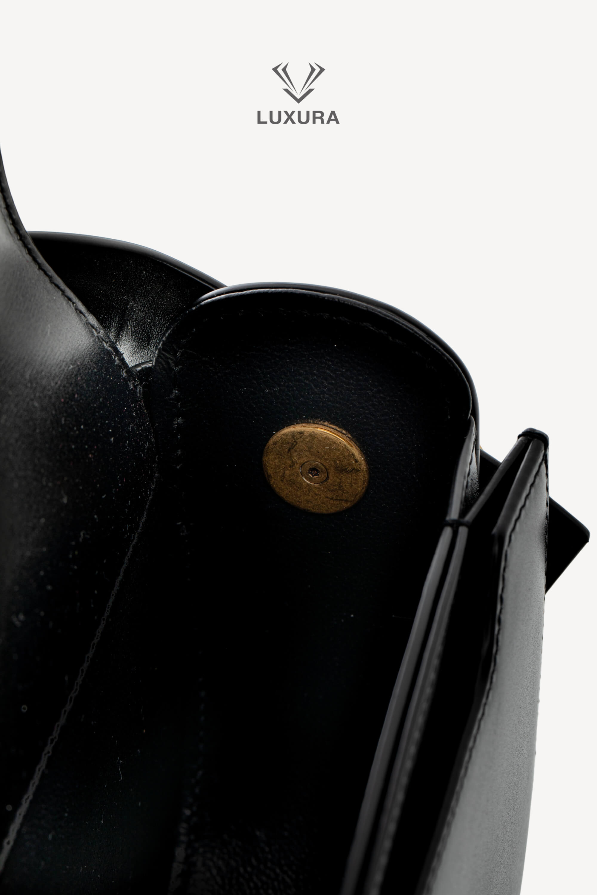 <span style="font-size: 10px;letter-spacing: .15em">NEW COLLECTION</span><br> <strong>SAINT LAURENT</strong><br> <div style="margin-top:10px;font-size:16px">Voltaire Leather Shoulder Bag Black Palladium Hardware</div><br> - Image 18