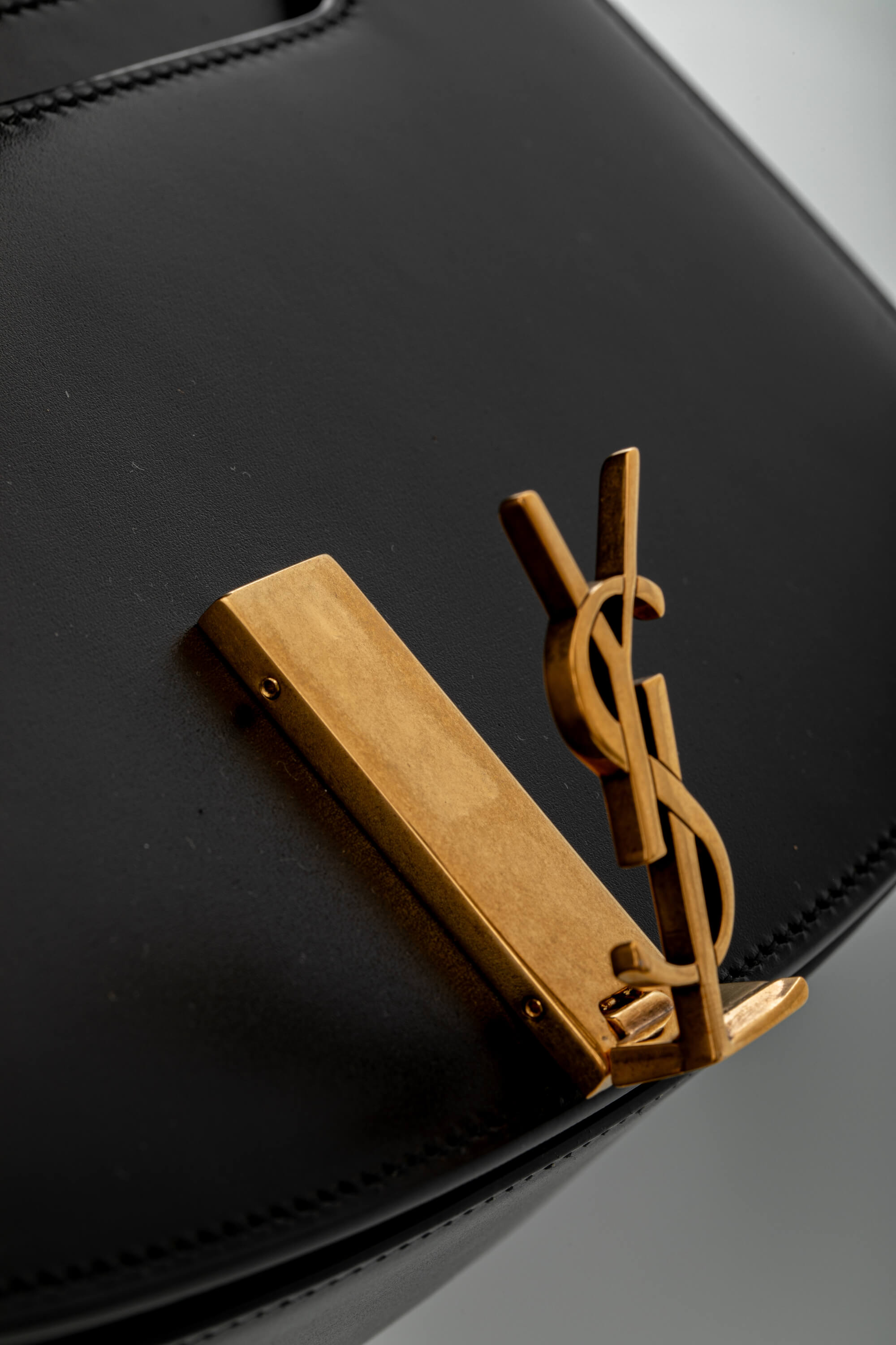 <span style="font-size: 10px;letter-spacing: .15em">NEW COLLECTION</span><br> <strong>SAINT LAURENT</strong><br> <div style="margin-top:10px;font-size:16px">Voltaire Leather Shoulder Bag Black Palladium Hardware</div><br> - Image 12
