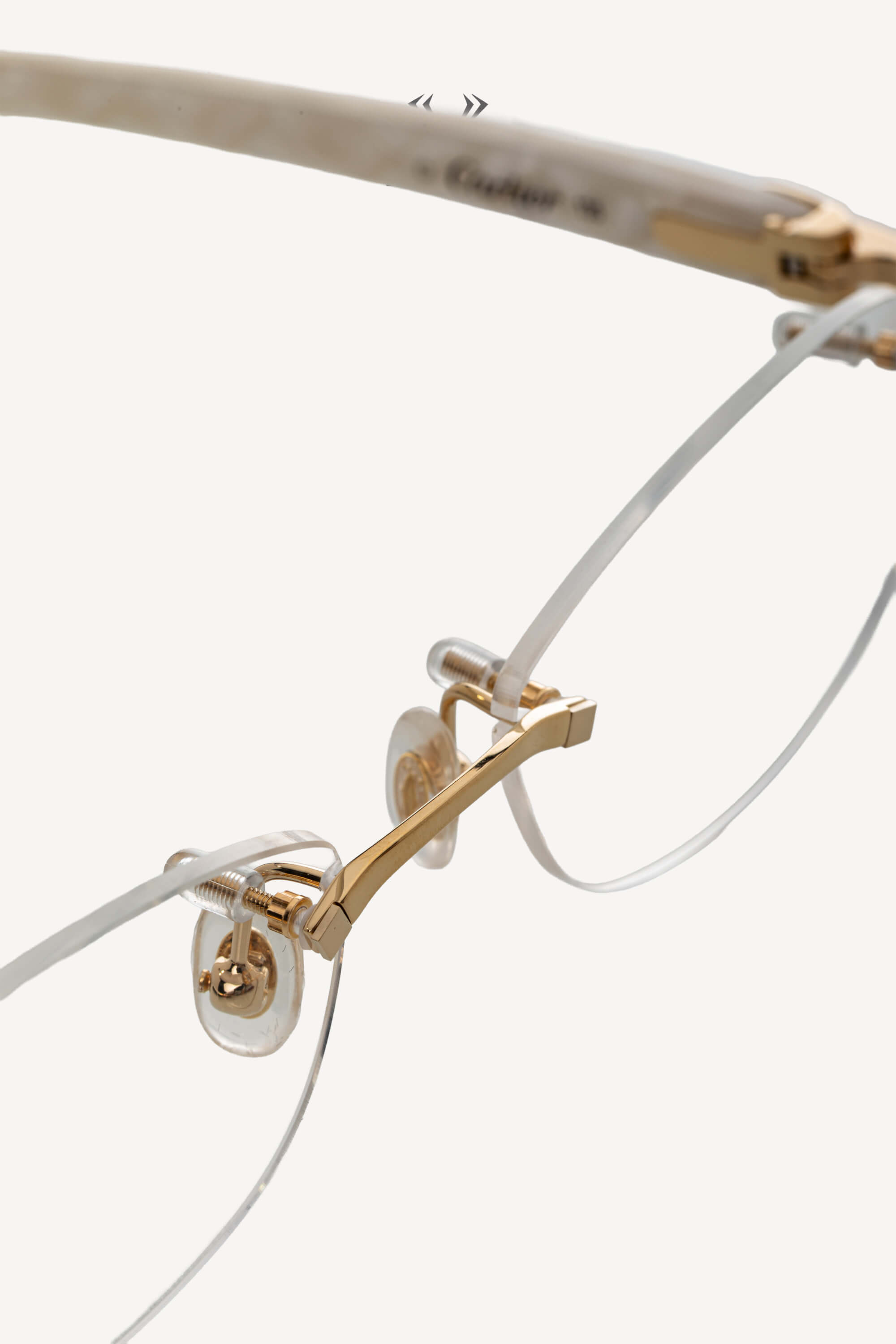 <span style="font-size: 10px;letter-spacing: .15em">BEST DEAL</span><br> <strong>CARTIER</strong><br> <div style="margin-top:10px;font-size:16px">CT0056O-002 Eyeglasses Rimless Shinny Gold-Pearl Chevron</div><br> - Image 9