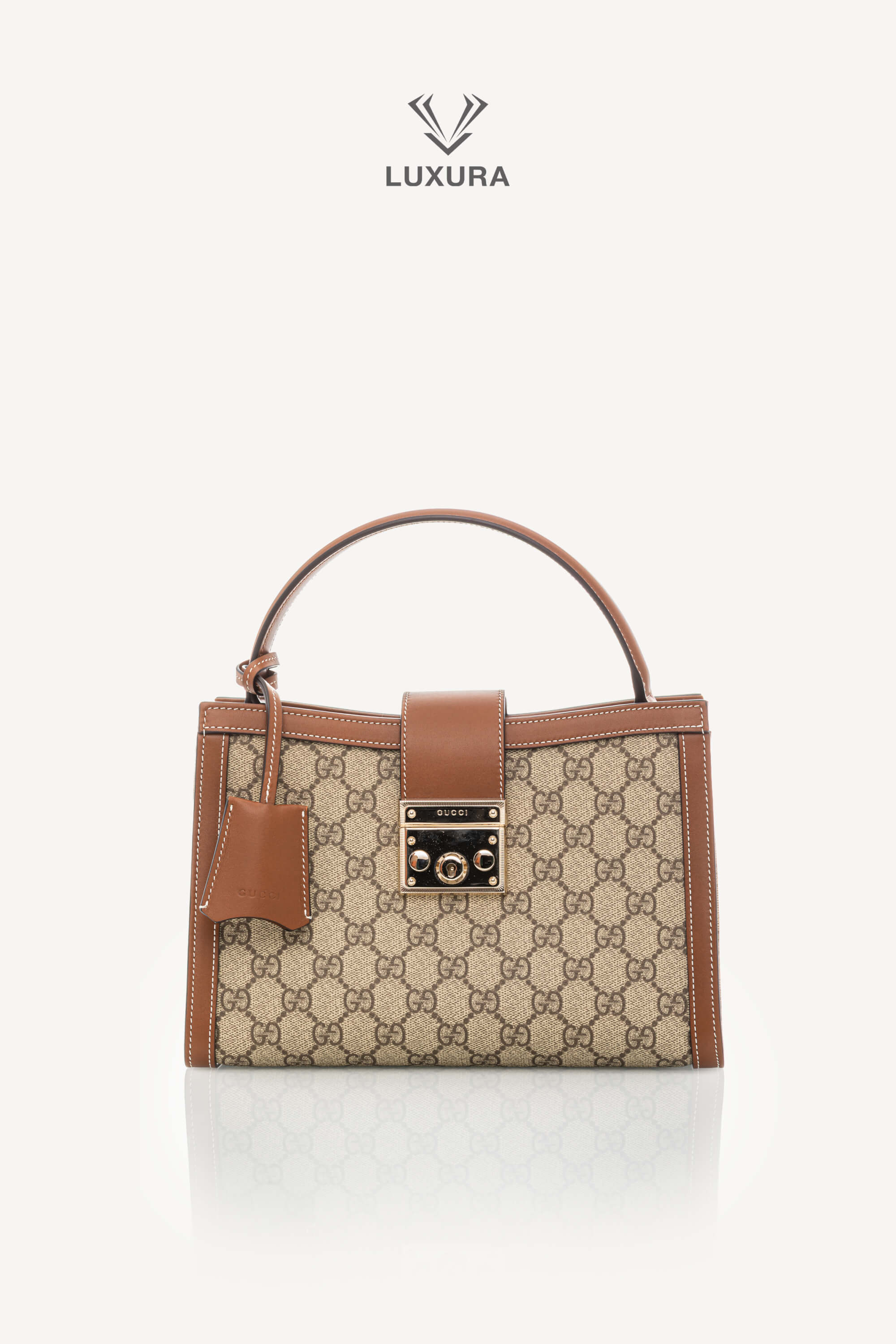 <span style="font-size: 10px;letter-spacing: .15em">NEW COLLECTION</span><br> <strong>GUCCI</strong><br> <div style="margin-top:10px;font-size:16px">Padlock Medium Top Handle Bag Beige-Brown GG Fabric</div><br>