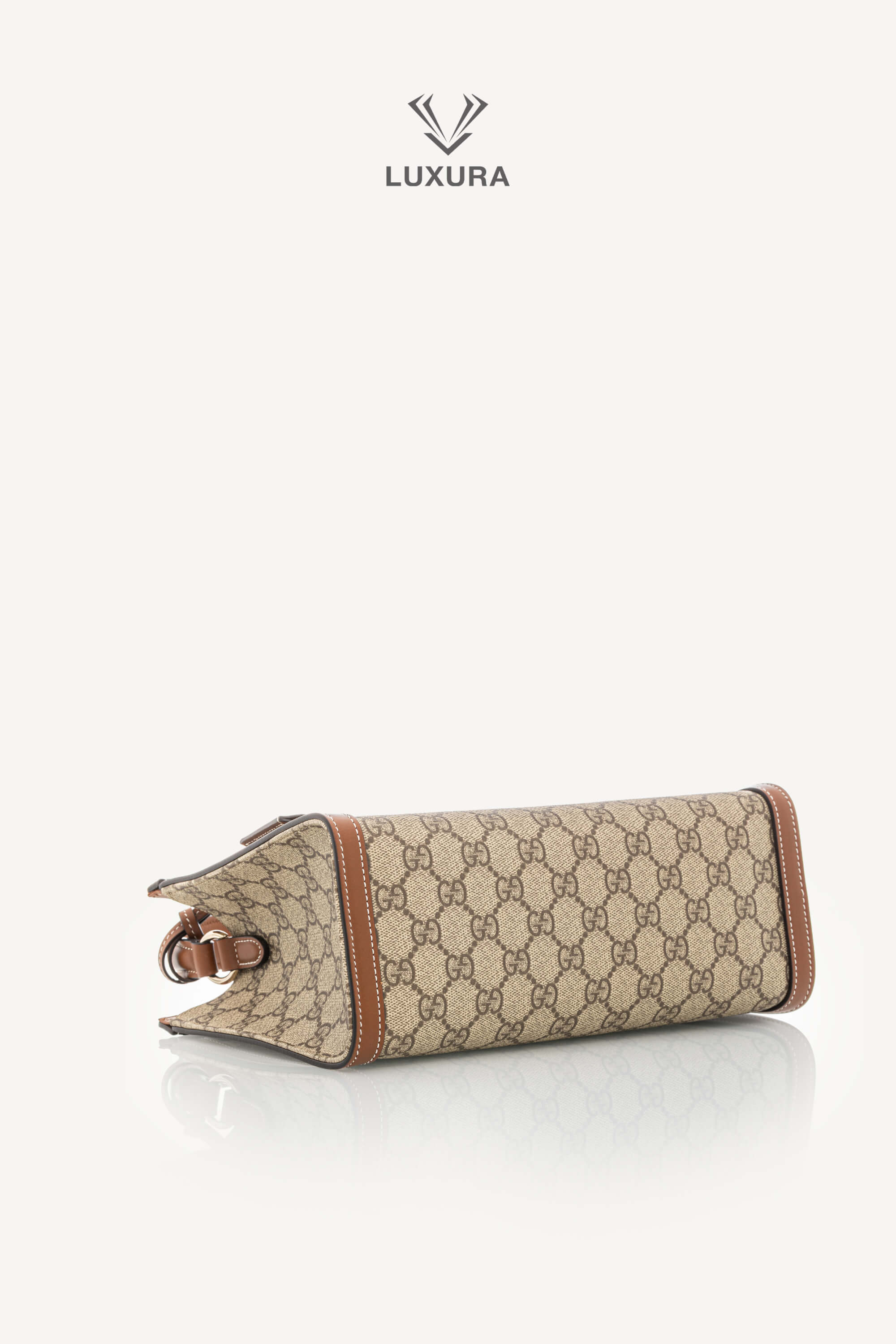 <span style="font-size: 10px;letter-spacing: .15em">NEW COLLECTION</span><br> <strong>GUCCI</strong><br> <div style="margin-top:10px;font-size:16px">Padlock Medium Top Handle Bag Beige-Brown GG Fabric</div><br> - Image 27