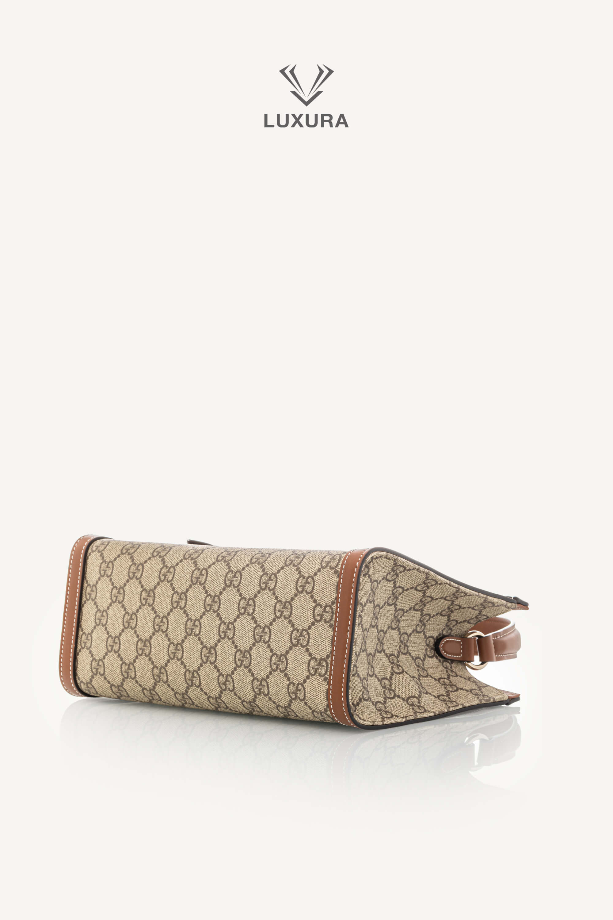 <span style="font-size: 10px;letter-spacing: .15em">NEW COLLECTION</span><br> <strong>GUCCI</strong><br> <div style="margin-top:10px;font-size:16px">Padlock Medium Top Handle Bag Beige-Brown GG Fabric</div><br> - Image 29