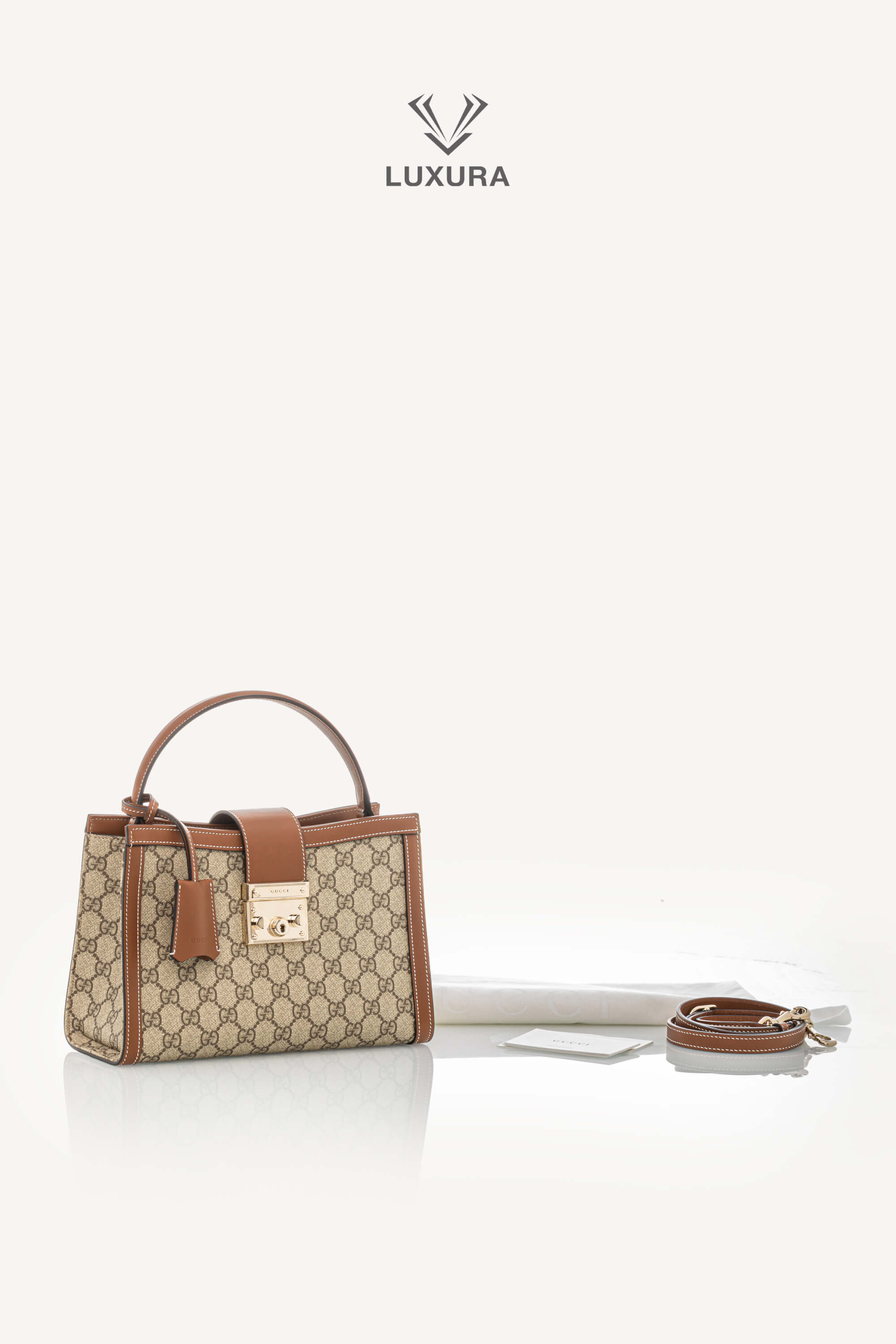<span style="font-size: 10px;letter-spacing: .15em">NEW COLLECTION</span><br> <strong>GUCCI</strong><br> <div style="margin-top:10px;font-size:16px">Padlock Medium Top Handle Bag Beige-Brown GG Fabric</div><br> - Image 2