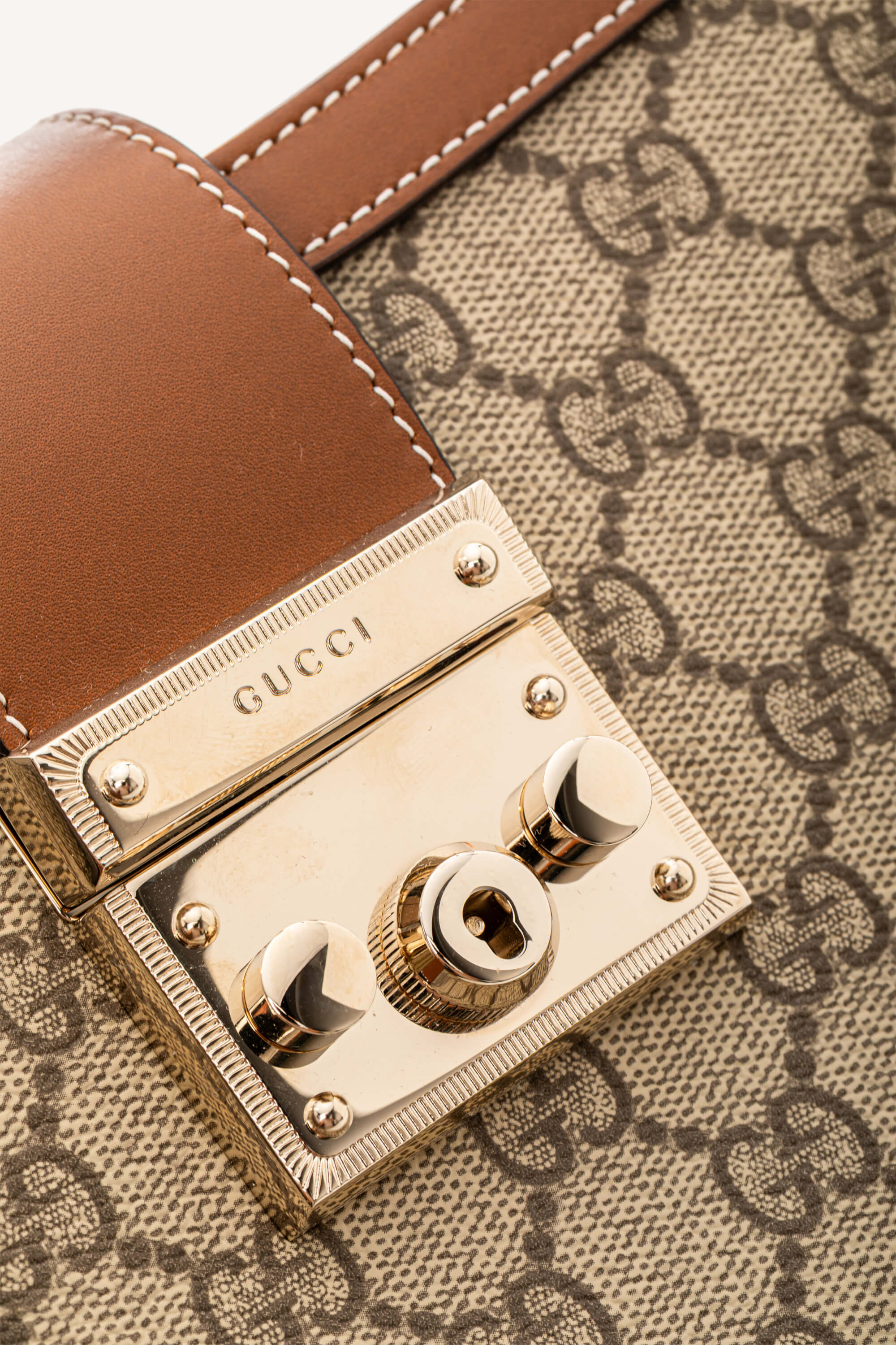 <span style="font-size: 10px;letter-spacing: .15em">NEW COLLECTION</span><br> <strong>GUCCI</strong><br> <div style="margin-top:10px;font-size:16px">Padlock Medium Top Handle Bag Beige-Brown GG Fabric</div><br> - Image 18