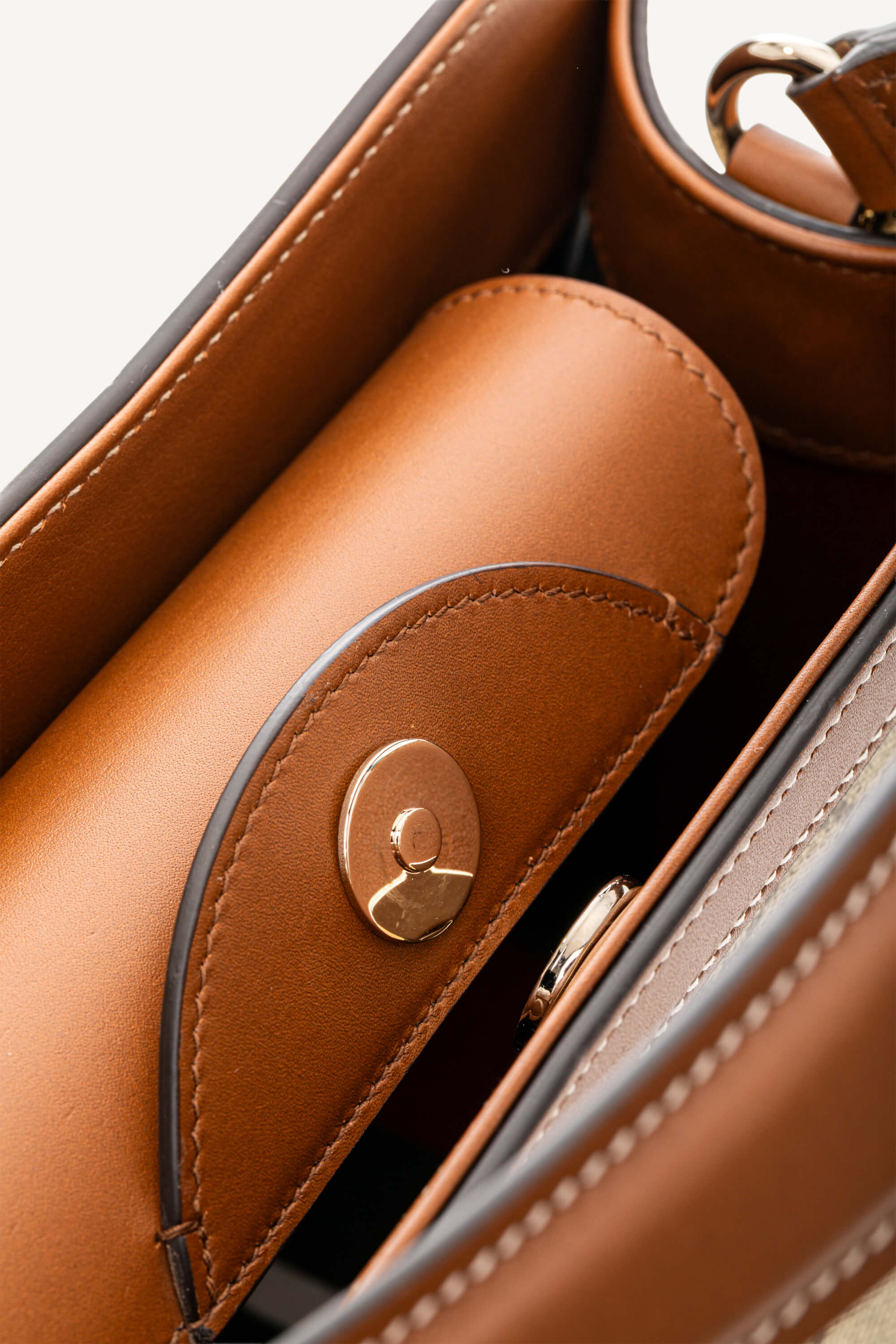 <span style="font-size: 10px;letter-spacing: .15em">NEW COLLECTION</span><br> <strong>GUCCI</strong><br> <div style="margin-top:10px;font-size:16px">Padlock Medium Top Handle Bag Beige-Brown GG Fabric</div><br> - Image 15