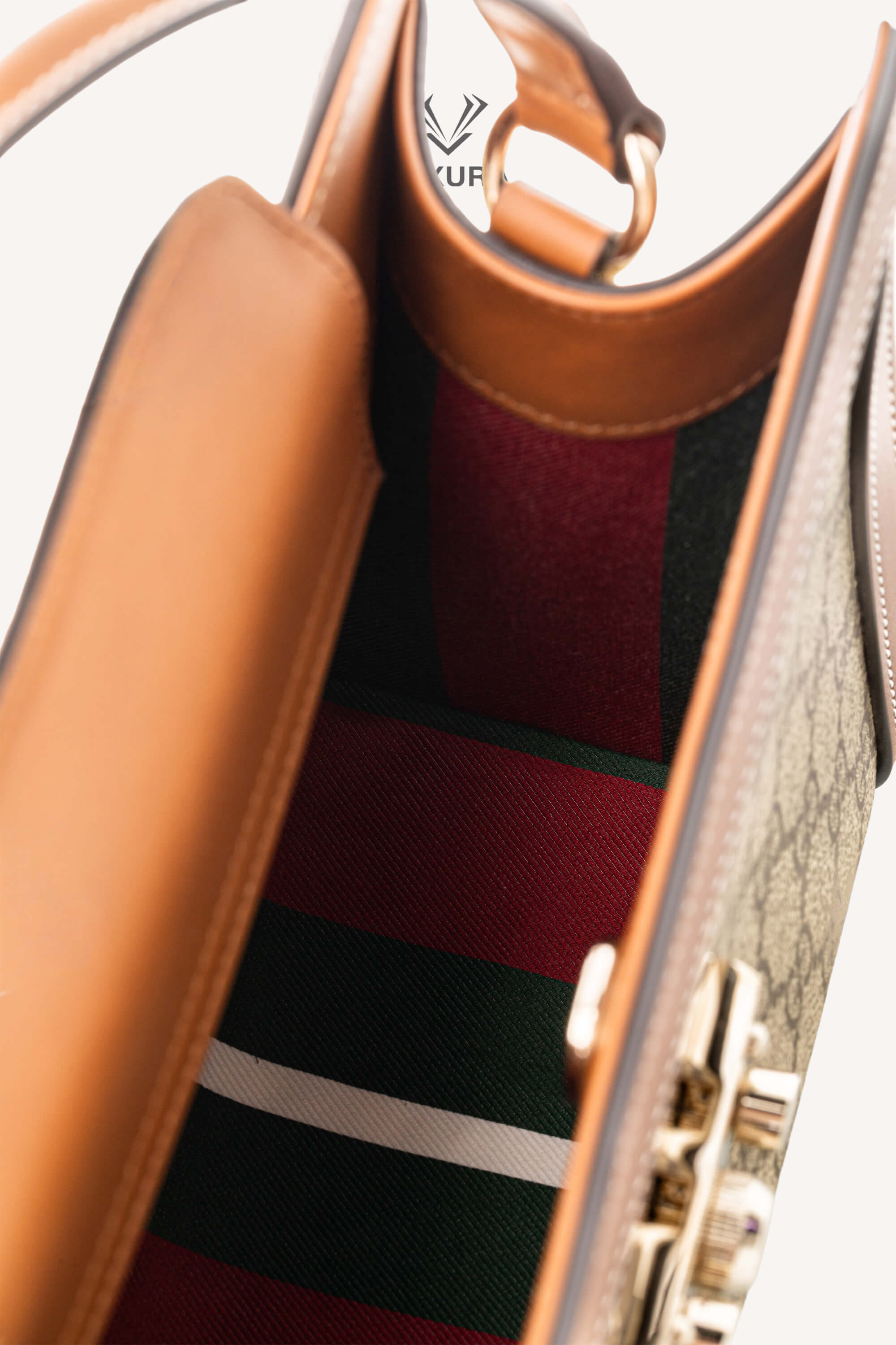 <span style="font-size: 10px;letter-spacing: .15em">NEW COLLECTION</span><br> <strong>GUCCI</strong><br> <div style="margin-top:10px;font-size:16px">Padlock Medium Top Handle Bag Beige-Brown GG Fabric</div><br> - Image 12