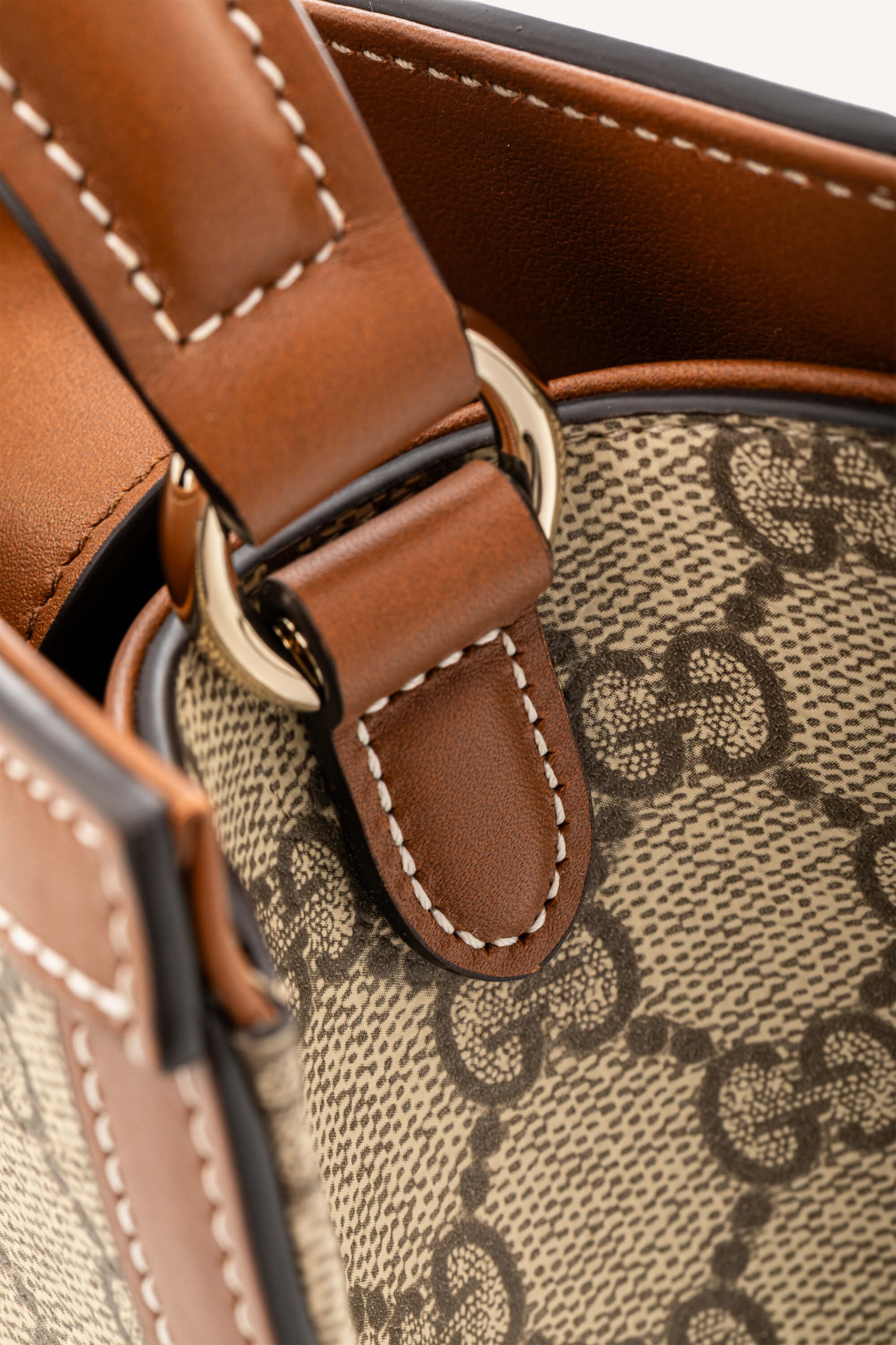 <span style="font-size: 10px;letter-spacing: .15em">NEW COLLECTION</span><br> <strong>GUCCI</strong><br> <div style="margin-top:10px;font-size:16px">Padlock Medium Top Handle Bag Beige-Brown GG Fabric</div><br> - Image 13