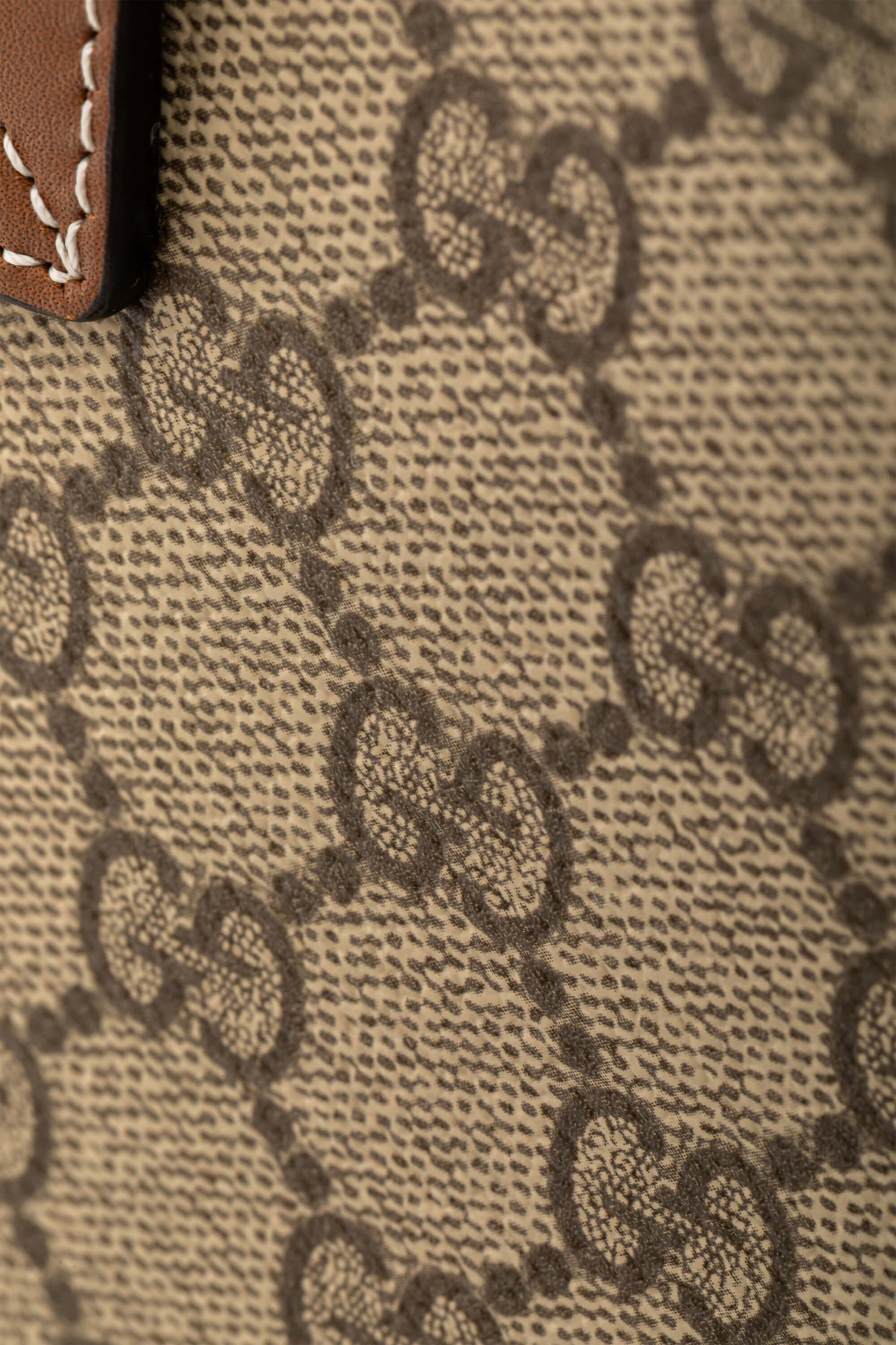 <span style="font-size: 10px;letter-spacing: .15em">NEW COLLECTION</span><br> <strong>GUCCI</strong><br> <div style="margin-top:10px;font-size:16px">Padlock Medium Top Handle Bag Beige-Brown GG Fabric</div><br> - Image 14