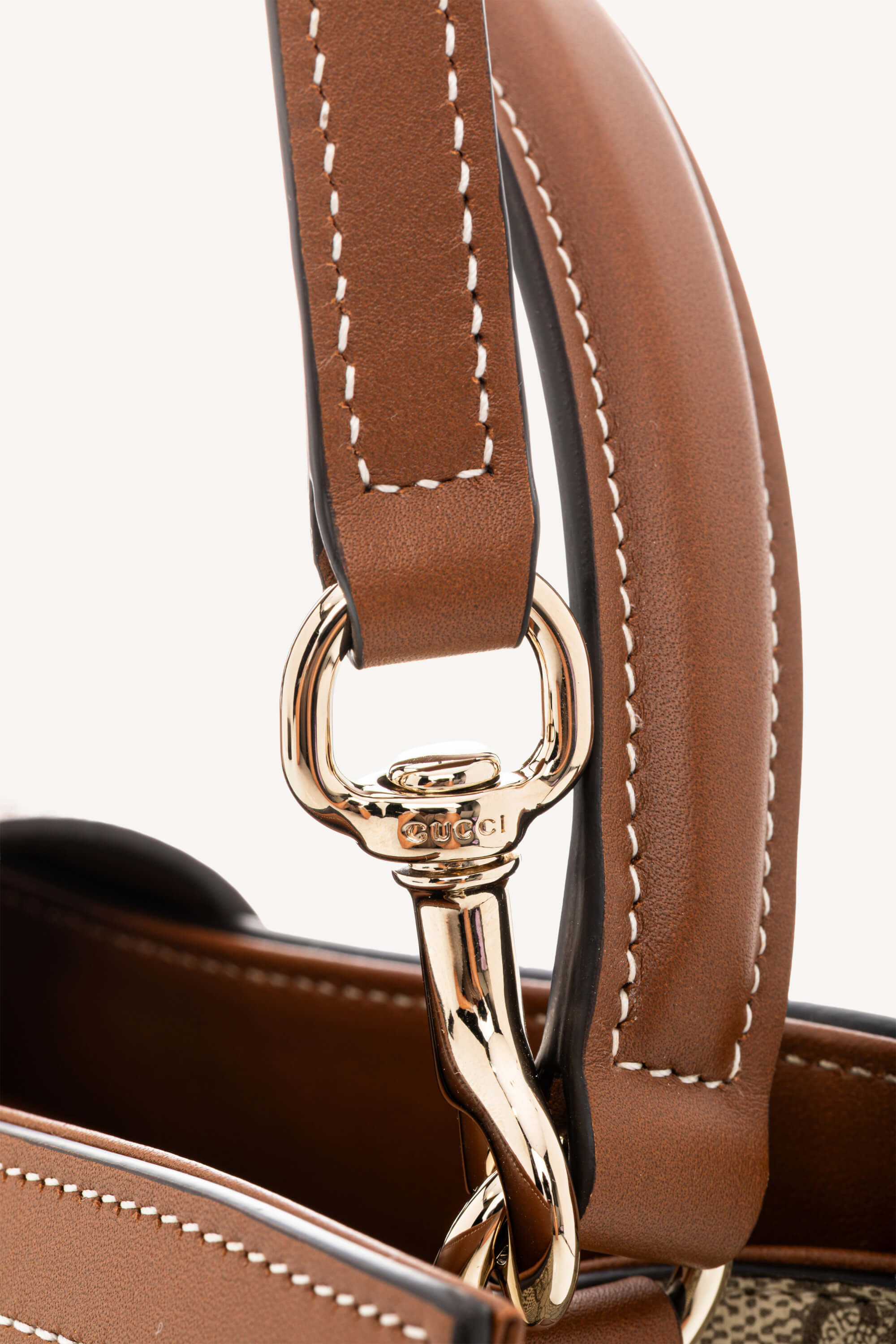 <span style="font-size: 10px;letter-spacing: .15em">NEW COLLECTION</span><br> <strong>GUCCI</strong><br> <div style="margin-top:10px;font-size:16px">Padlock Medium Top Handle Bag Beige-Brown GG Fabric</div><br> - Image 23