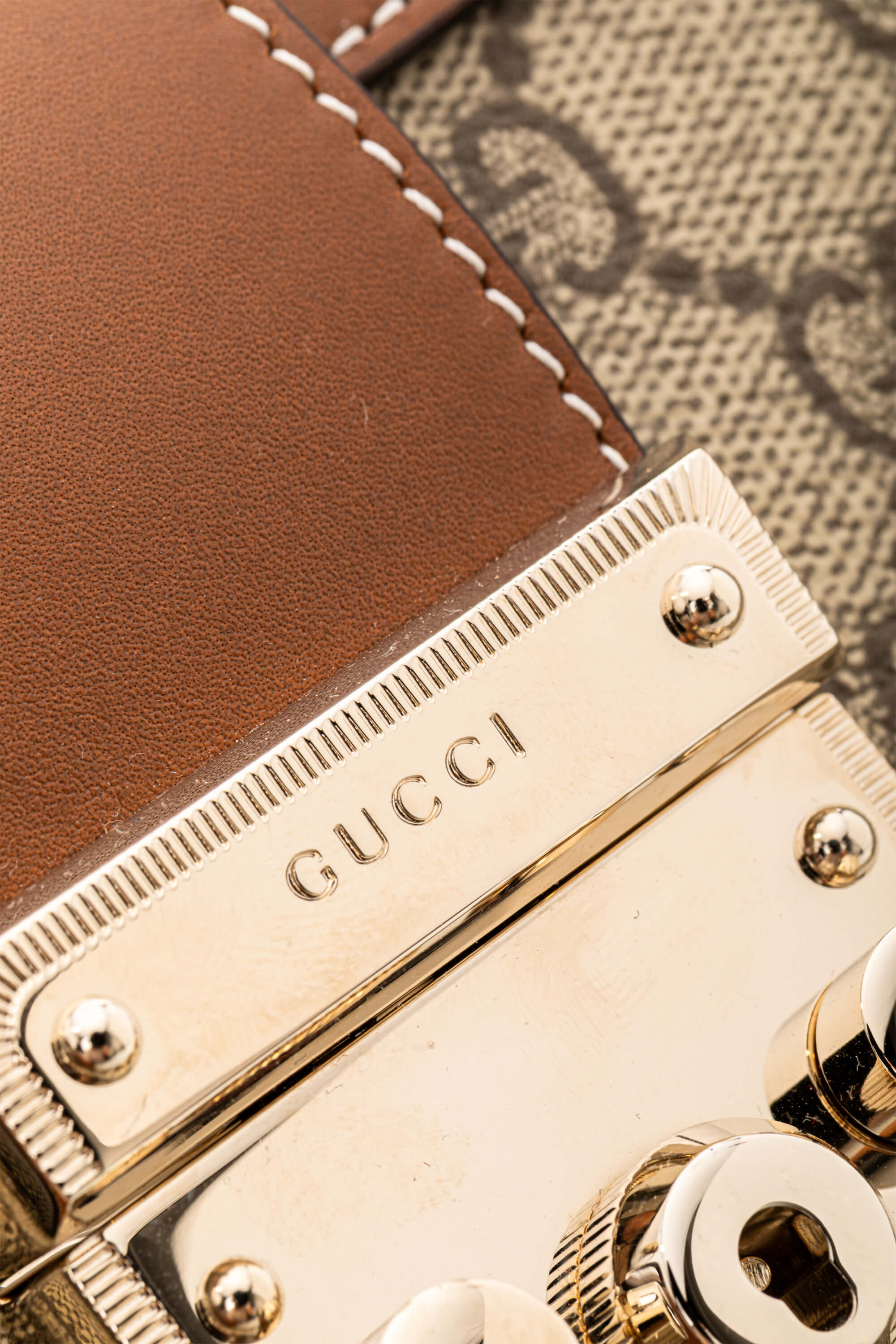 <span style="font-size: 10px;letter-spacing: .15em">NEW COLLECTION</span><br> <strong>GUCCI</strong><br> <div style="margin-top:10px;font-size:16px">Padlock Medium Top Handle Bag Beige-Brown GG Fabric</div><br> - Image 22