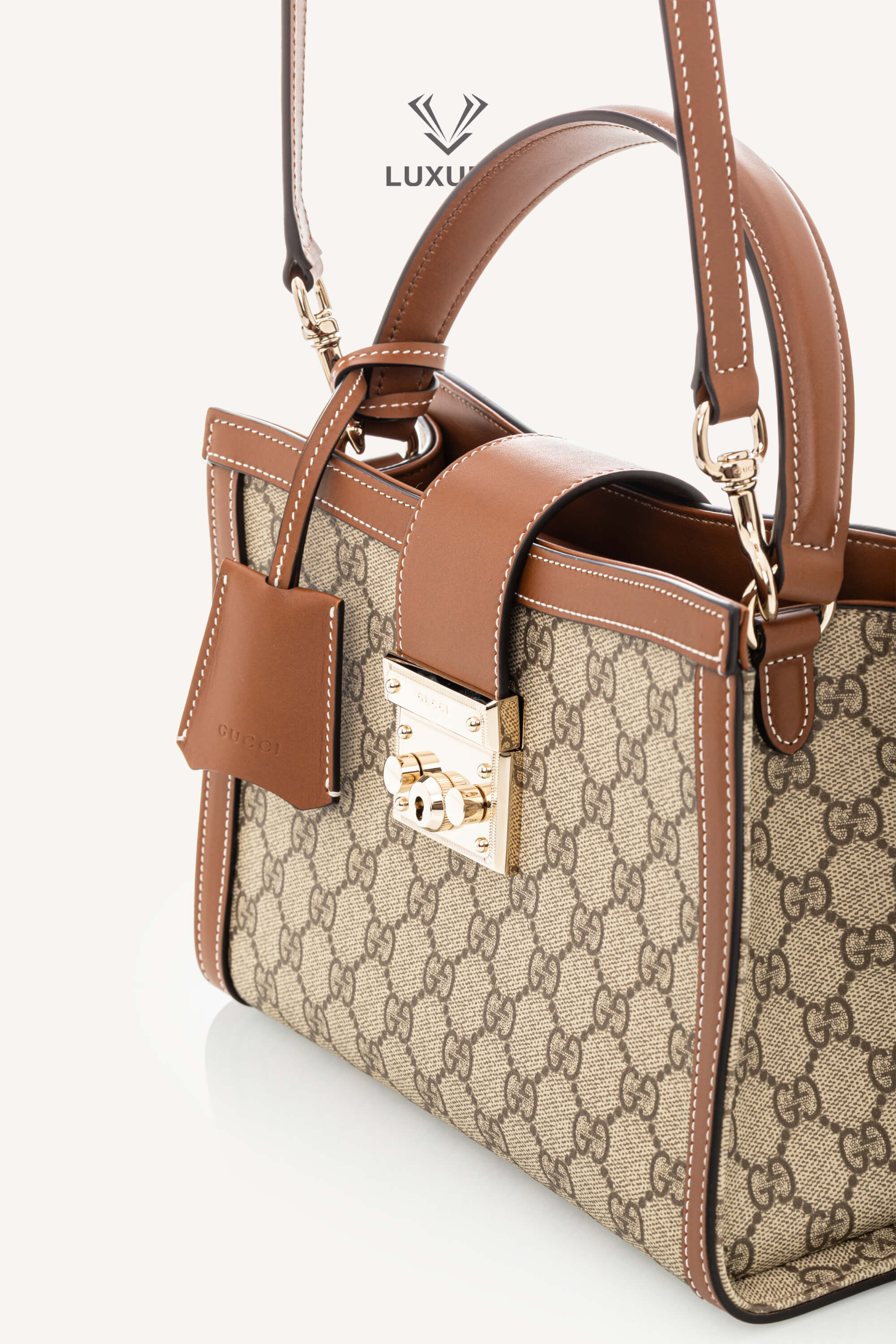 <span style="font-size: 10px;letter-spacing: .15em">NEW COLLECTION</span><br> <strong>GUCCI</strong><br> <div style="margin-top:10px;font-size:16px">Padlock Medium Top Handle Bag Beige-Brown GG Fabric</div><br> - Image 8