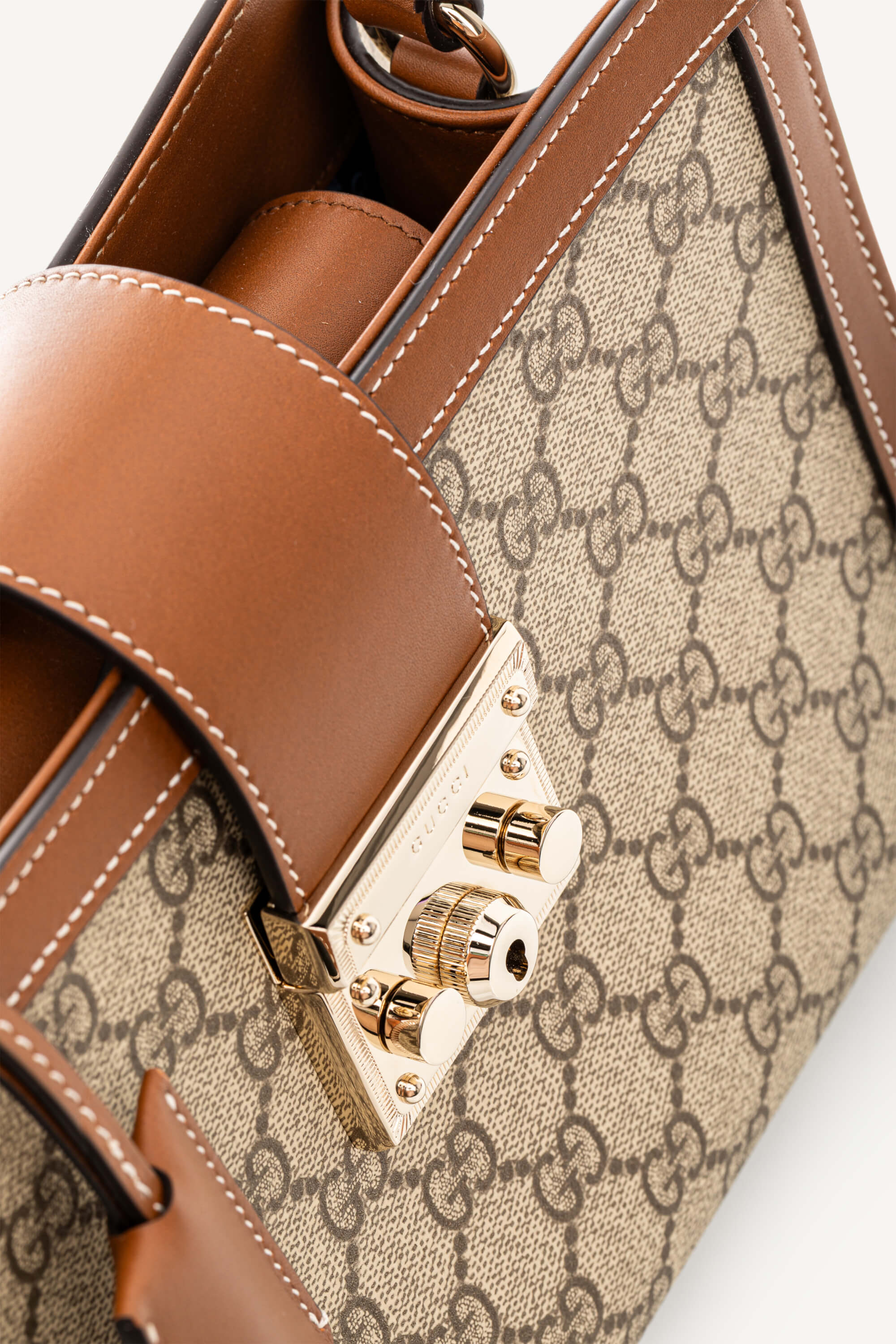 <span style="font-size: 10px;letter-spacing: .15em">NEW COLLECTION</span><br> <strong>GUCCI</strong><br> <div style="margin-top:10px;font-size:16px">Padlock Medium Top Handle Bag Beige-Brown GG Fabric</div><br> - Image 9