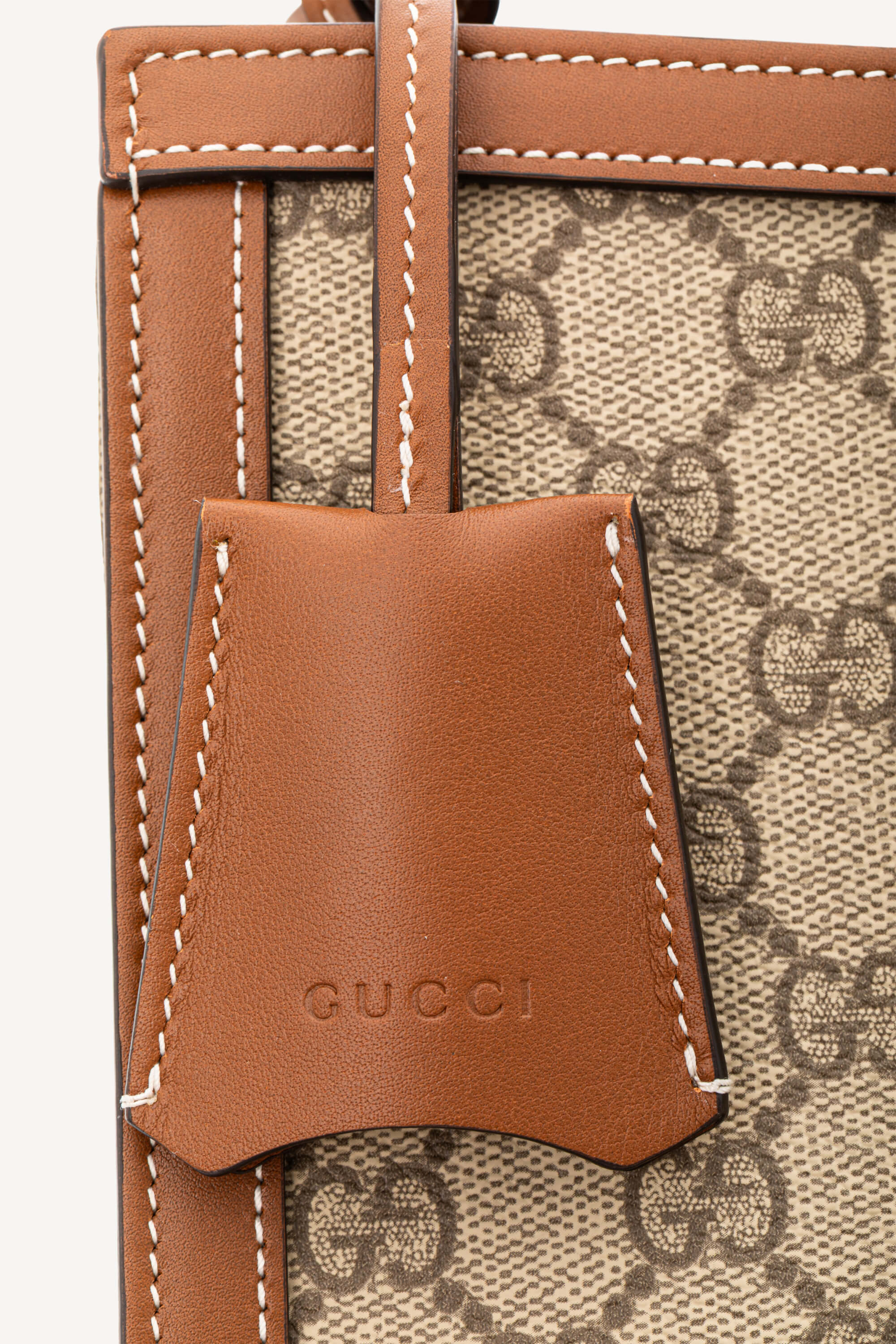 <span style="font-size: 10px;letter-spacing: .15em">NEW COLLECTION</span><br> <strong>GUCCI</strong><br> <div style="margin-top:10px;font-size:16px">Padlock Medium Top Handle Bag Beige-Brown GG Fabric</div><br> - Image 21