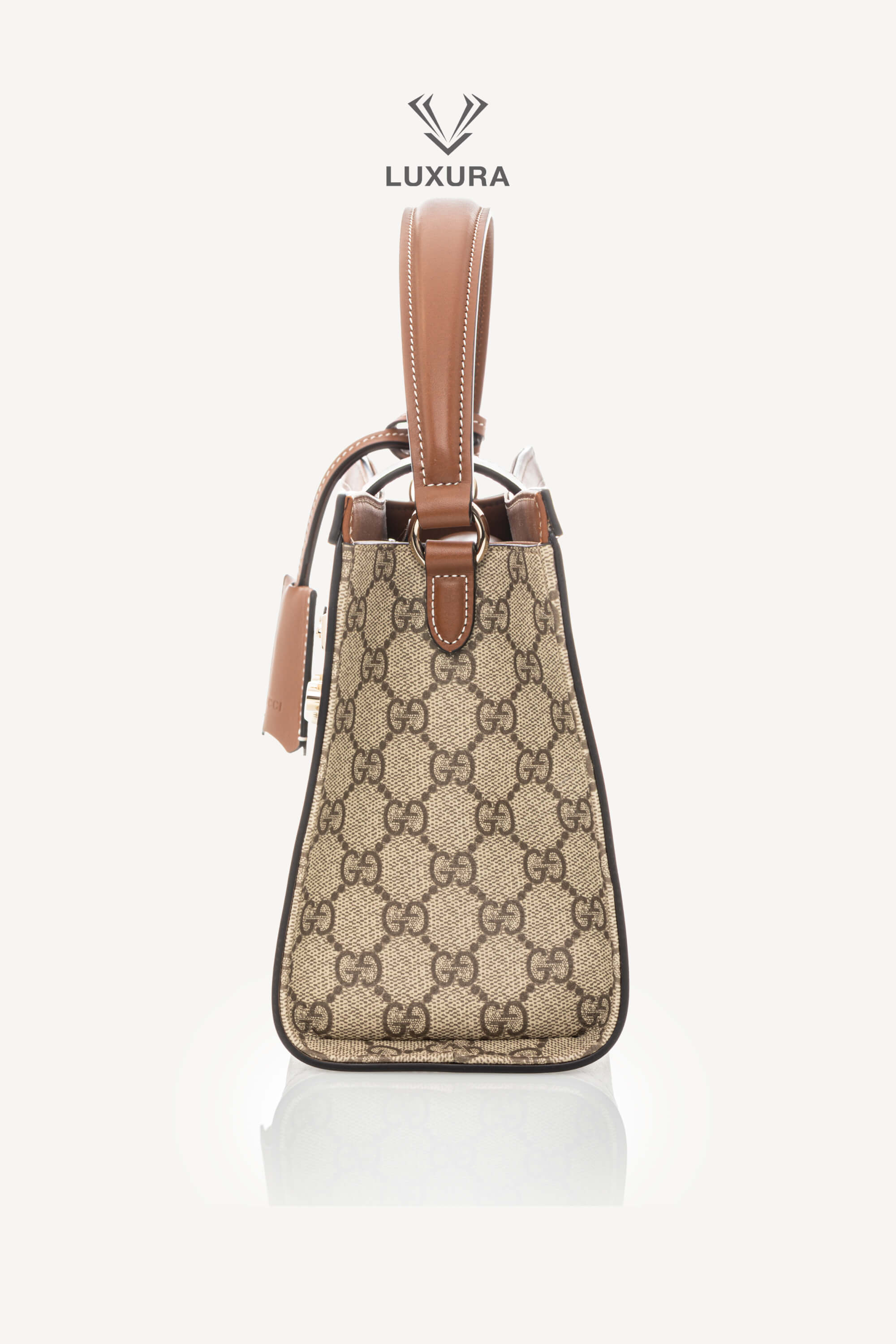 <span style="font-size: 10px;letter-spacing: .15em">NEW COLLECTION</span><br> <strong>GUCCI</strong><br> <div style="margin-top:10px;font-size:16px">Padlock Medium Top Handle Bag Beige-Brown GG Fabric</div><br> - Image 28
