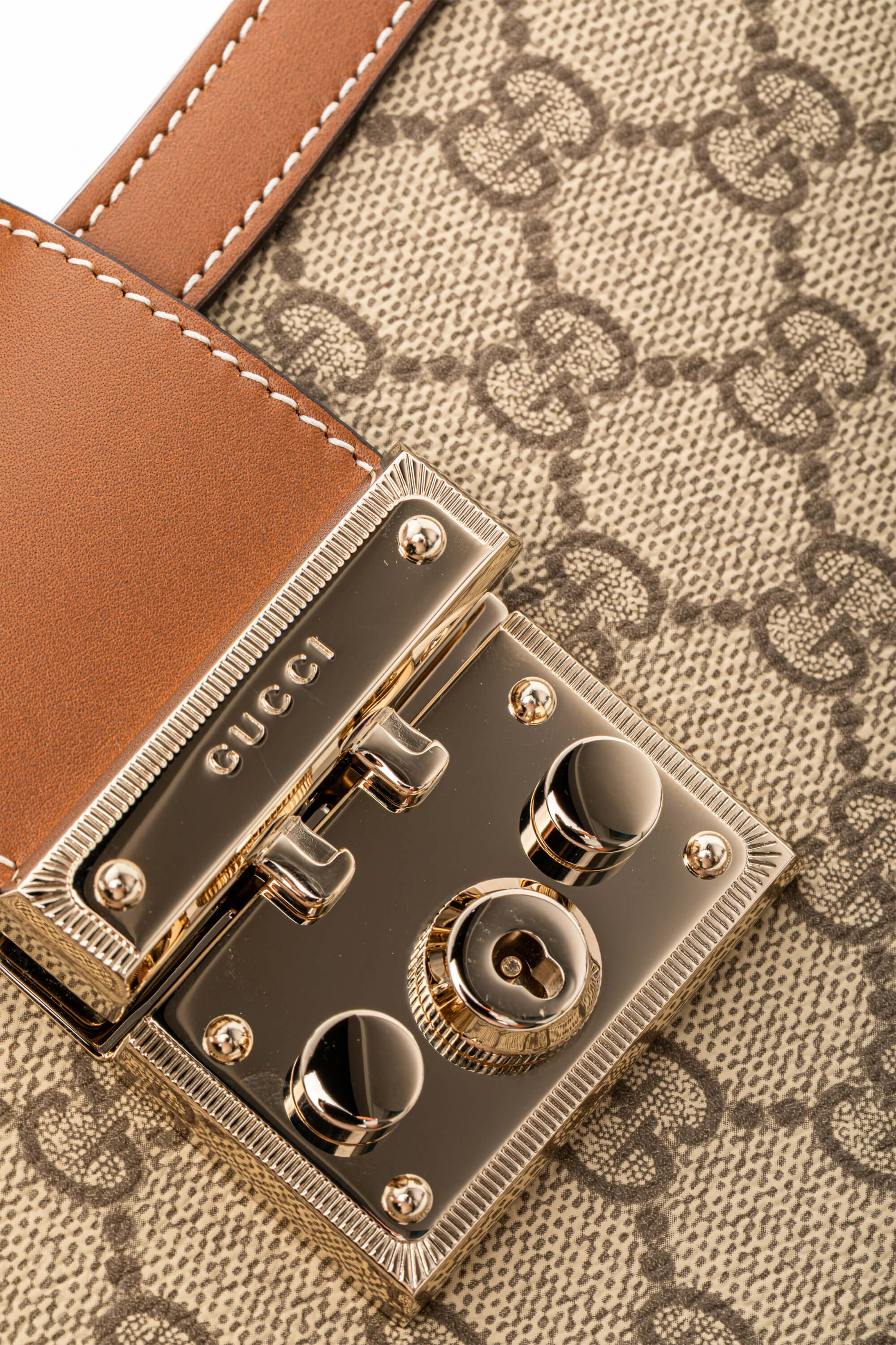 <span style="font-size: 10px;letter-spacing: .15em">NEW COLLECTION</span><br> <strong>GUCCI</strong><br> <div style="margin-top:10px;font-size:16px">Padlock Medium Top Handle Bag Beige-Brown GG Fabric</div><br> - Image 10