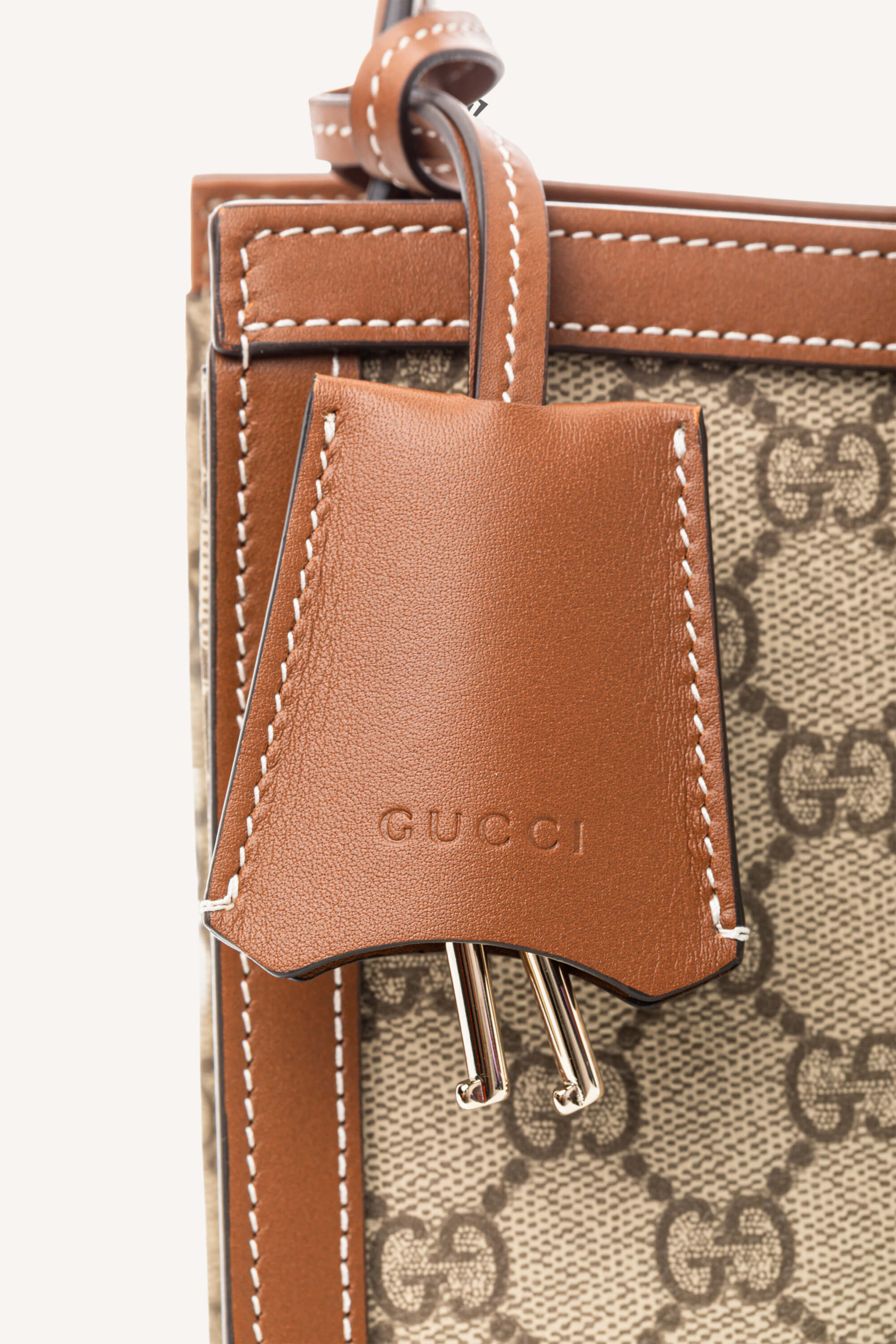 <span style="font-size: 10px;letter-spacing: .15em">NEW COLLECTION</span><br> <strong>GUCCI</strong><br> <div style="margin-top:10px;font-size:16px">Padlock Medium Top Handle Bag Beige-Brown GG Fabric</div><br> - Image 19