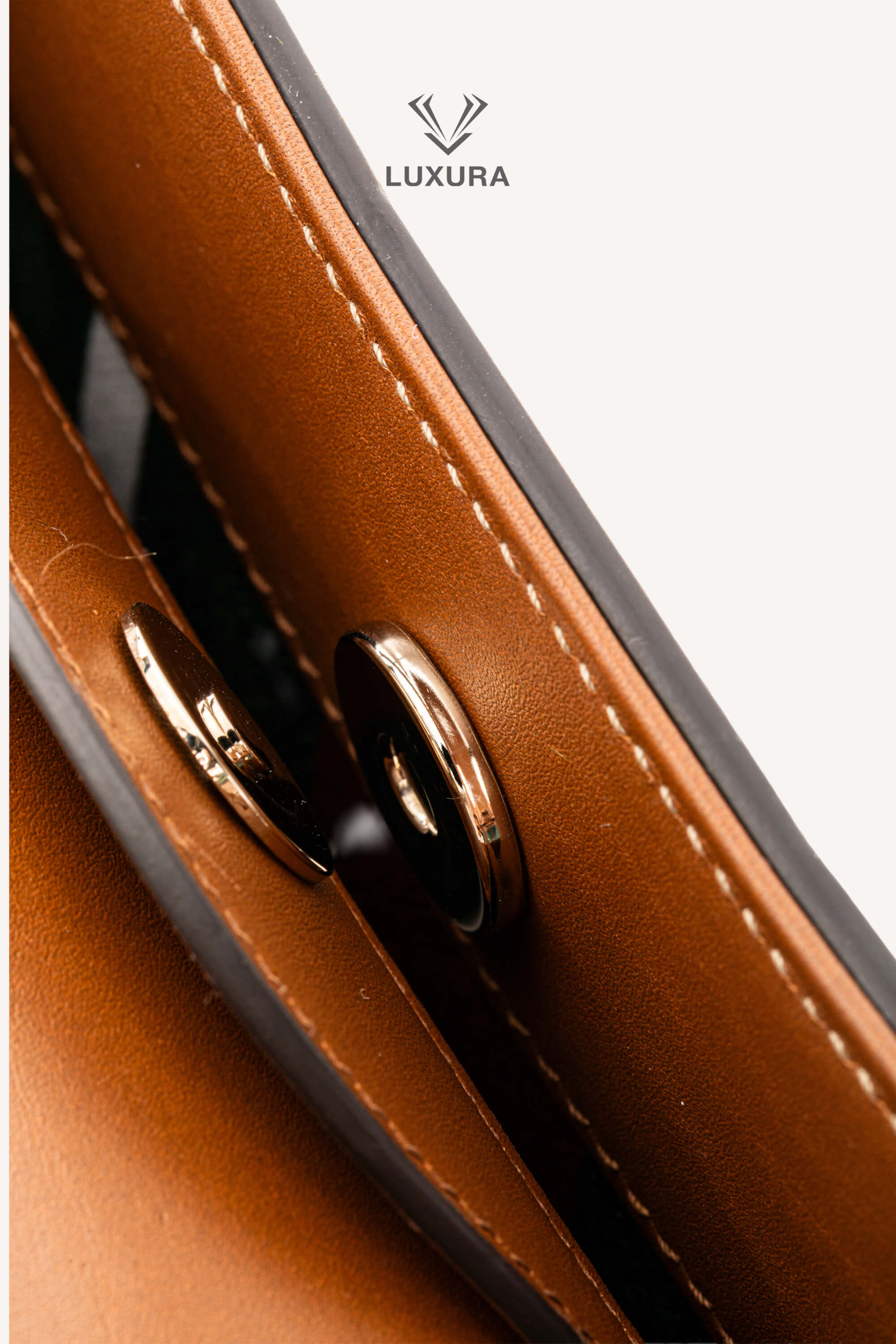 <span style="font-size: 10px;letter-spacing: .15em">NEW COLLECTION</span><br> <strong>GUCCI</strong><br> <div style="margin-top:10px;font-size:16px">Padlock Medium Top Handle Bag Beige-Brown GG Fabric</div><br> - Image 16