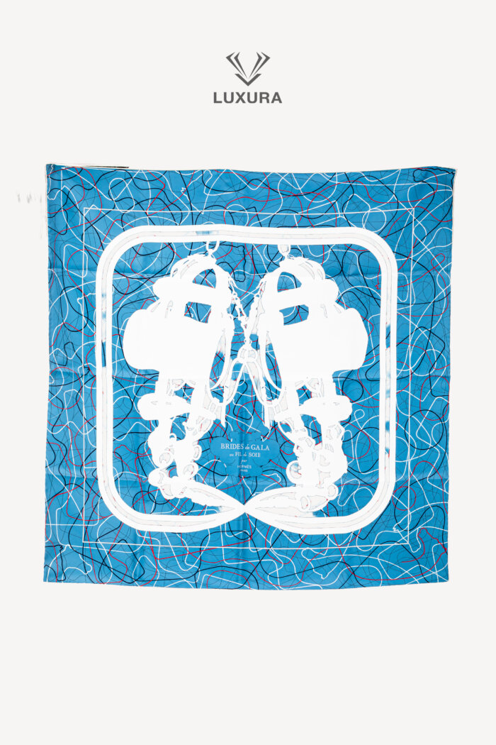 <span style="font-size: 10px;letter-spacing: .15em">HARD TO FIND</span><br>            <strong>HERMES</strong><br>            <div style="margin-top:10px;font-size:16px">Brides de Gala au Fil de Soie Scarf 90 Bleu Jean Blanc Corail</div><br>