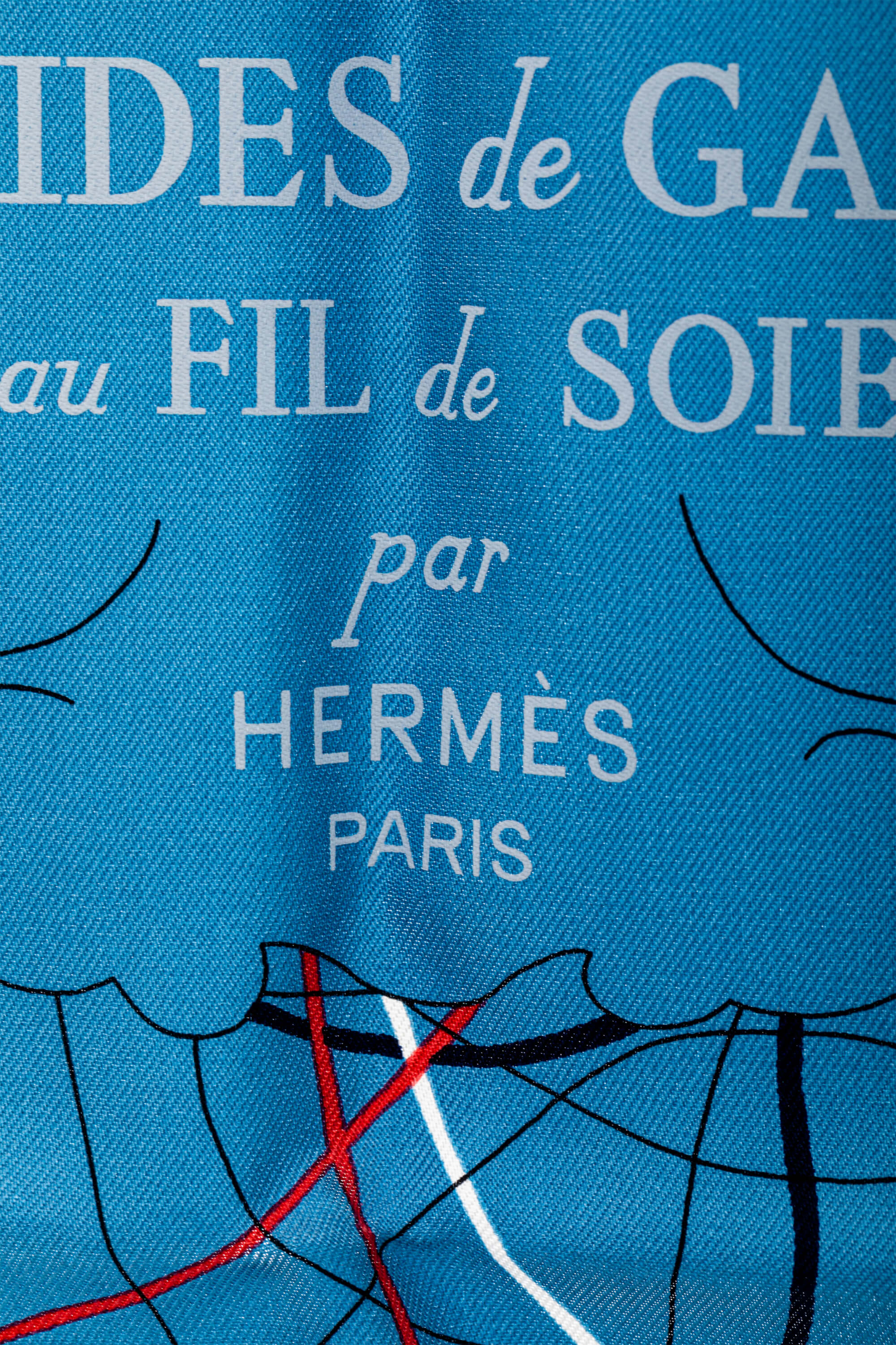 <span style="font-size: 10px;letter-spacing: .15em">HARD TO FIND</span><br> <strong>HERMES</strong><br> <div style="margin-top:10px;font-size:16px">Brides de Gala au Fil de Soie Scarf 90 Bleu Jean Blanc Corail</div><br> - Image 8