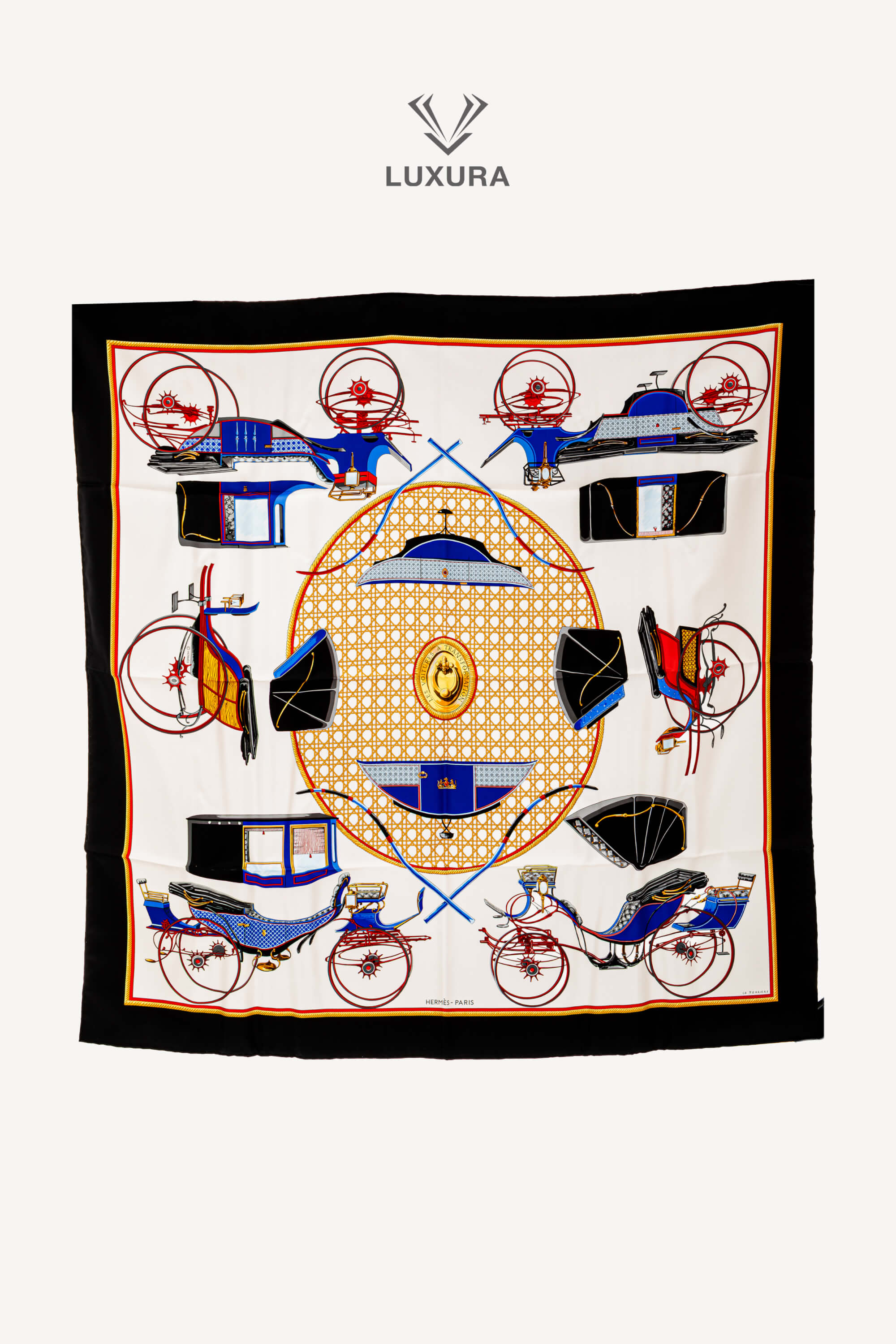 <span style="font-size: 10px;letter-spacing: .15em"></span><br> <strong>HERMES</strong><br> <div style="margin-top:10px;font-size:16px">Les voitures a transformation forever scarf 90 Noir Crème Bleu Royale</div><br>