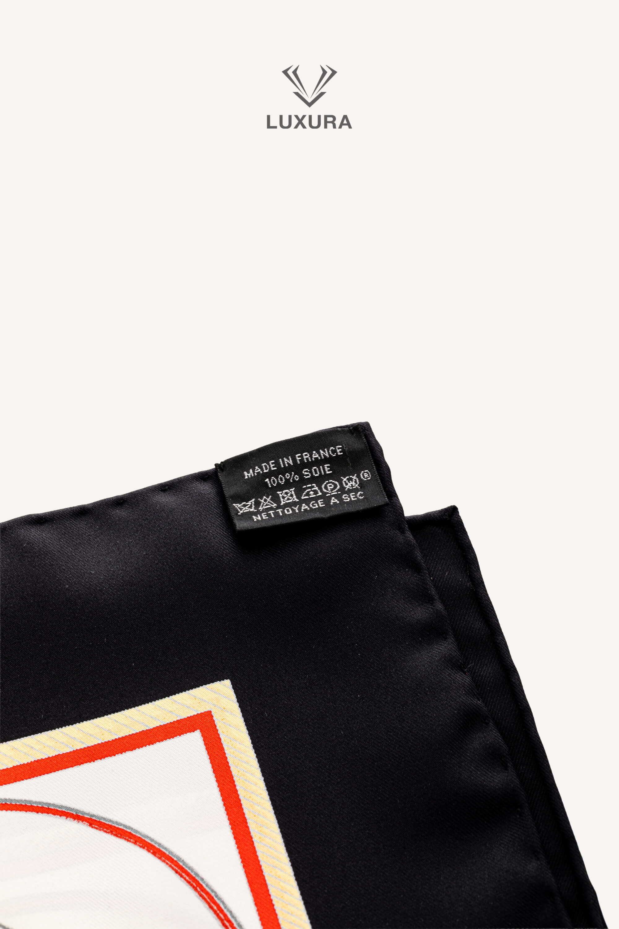 <span style="font-size: 10px;letter-spacing: .15em"></span><br> <strong>HERMES</strong><br> <div style="margin-top:10px;font-size:16px">Les voitures a transformation forever scarf 90 Noir Crème Bleu Royale</div><br> - Image 10