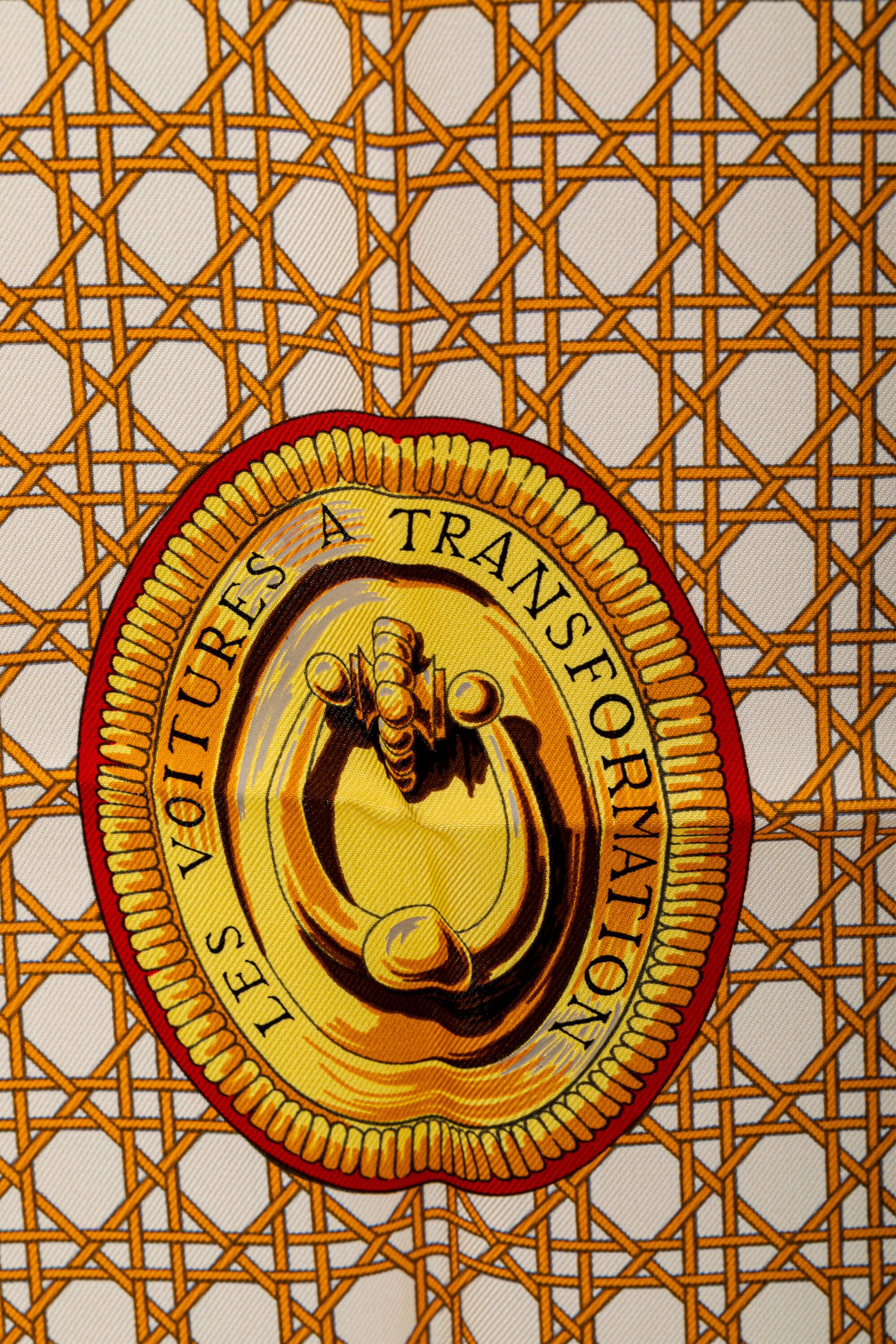 <span style="font-size: 10px;letter-spacing: .15em"></span><br> <strong>HERMES</strong><br> <div style="margin-top:10px;font-size:16px">Les voitures a transformation forever scarf 90 Noir Crème Bleu Royale</div><br> - Image 7