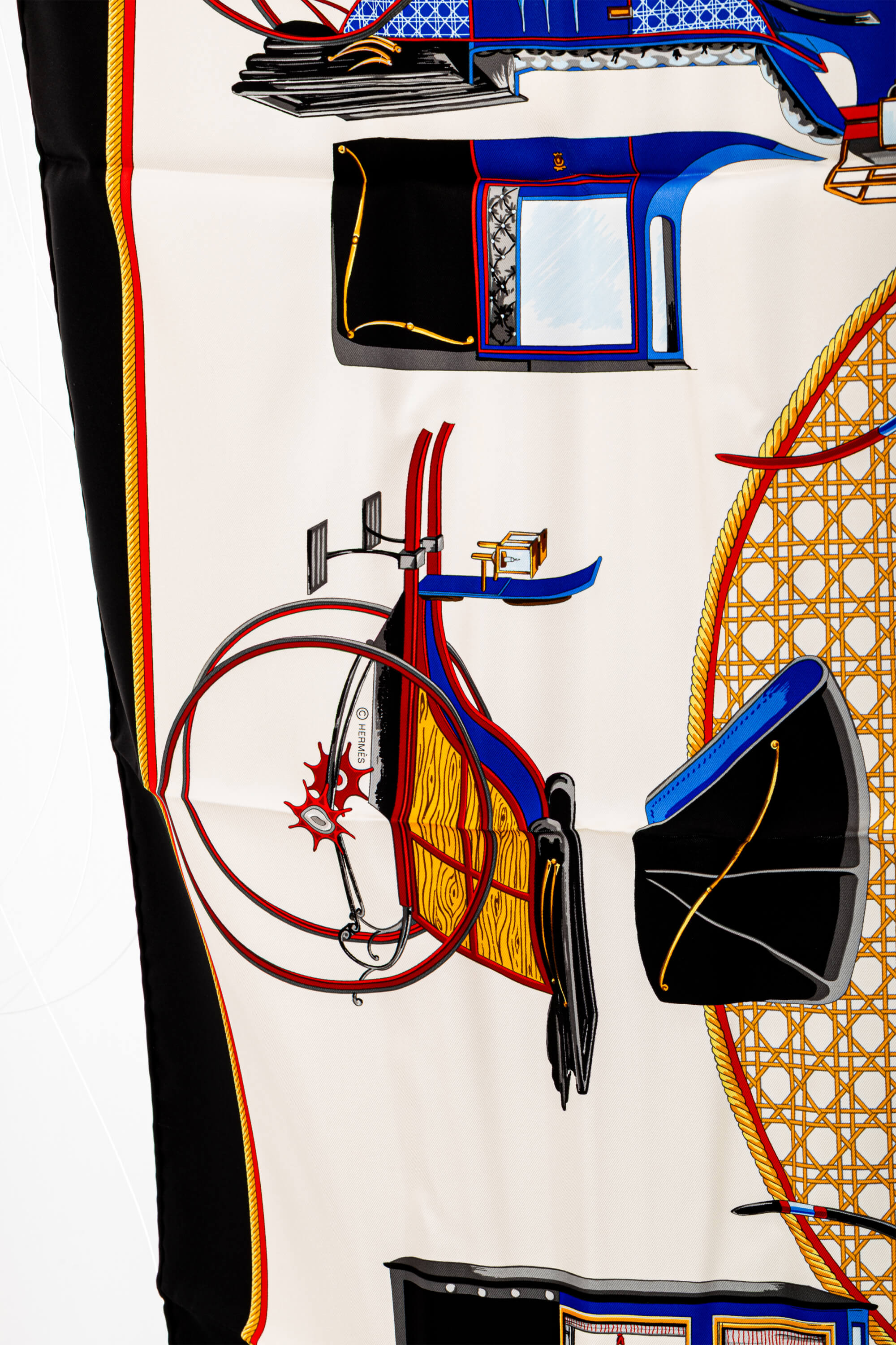 <span style="font-size: 10px;letter-spacing: .15em"></span><br> <strong>HERMES</strong><br> <div style="margin-top:10px;font-size:16px">Les voitures a transformation forever scarf 90 Noir Crème Bleu Royale</div><br> - Image 4