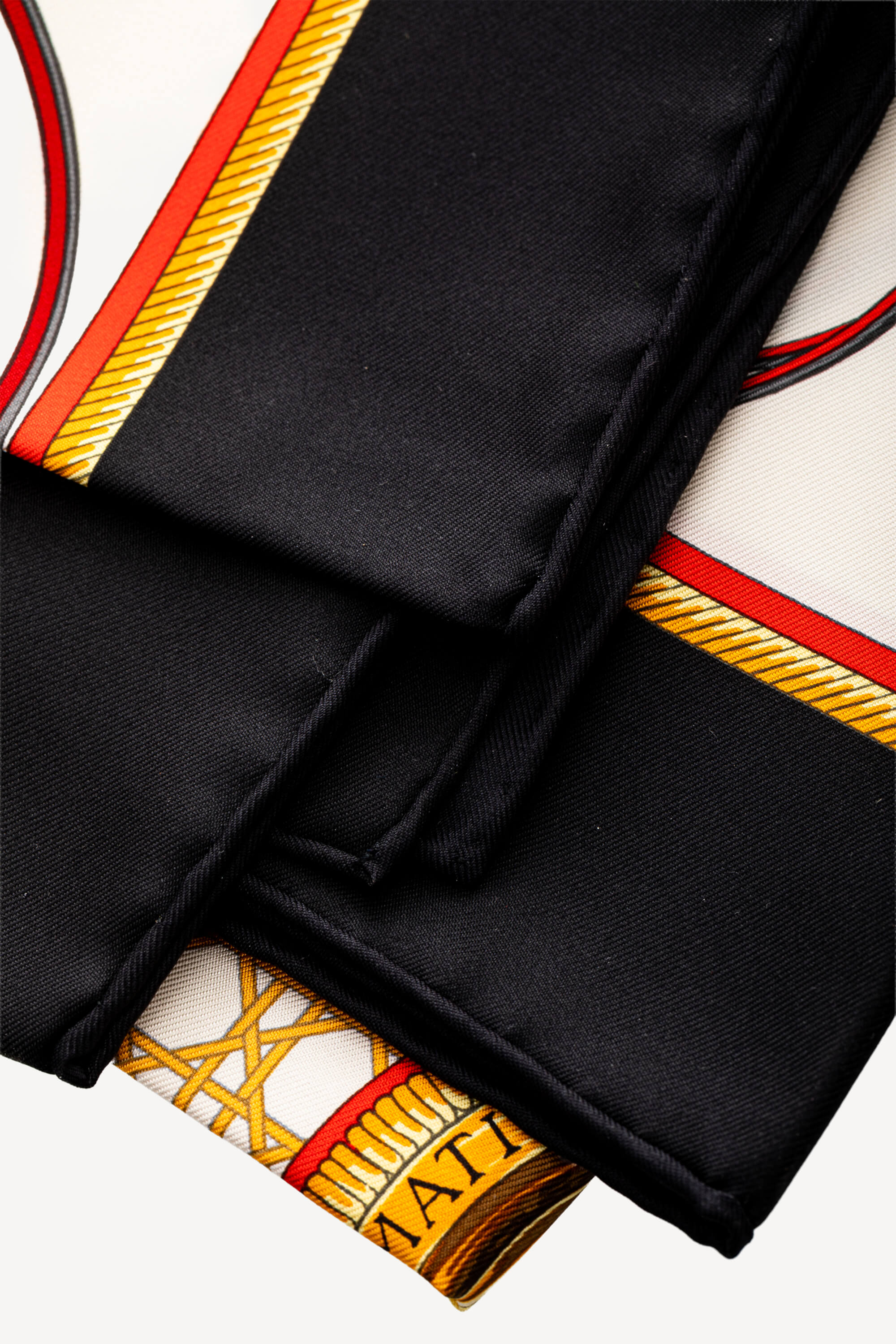 <span style="font-size: 10px;letter-spacing: .15em"></span><br> <strong>HERMES</strong><br> <div style="margin-top:10px;font-size:16px">Les voitures a transformation forever scarf 90 Noir Crème Bleu Royale</div><br> - Image 9