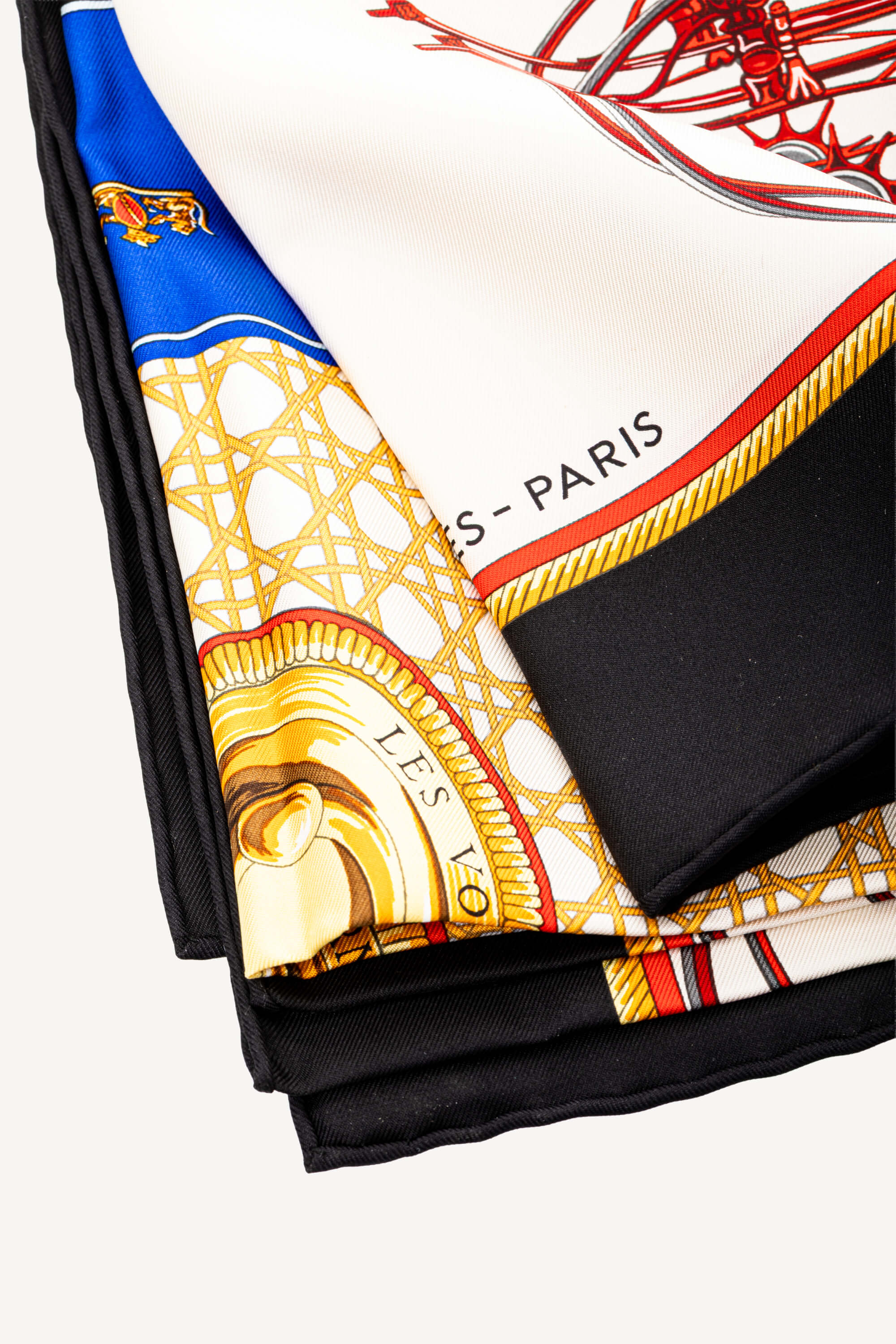 <span style="font-size: 10px;letter-spacing: .15em"></span><br> <strong>HERMES</strong><br> <div style="margin-top:10px;font-size:16px">Les voitures a transformation forever scarf 90 Noir Crème Bleu Royale</div><br> - Image 11