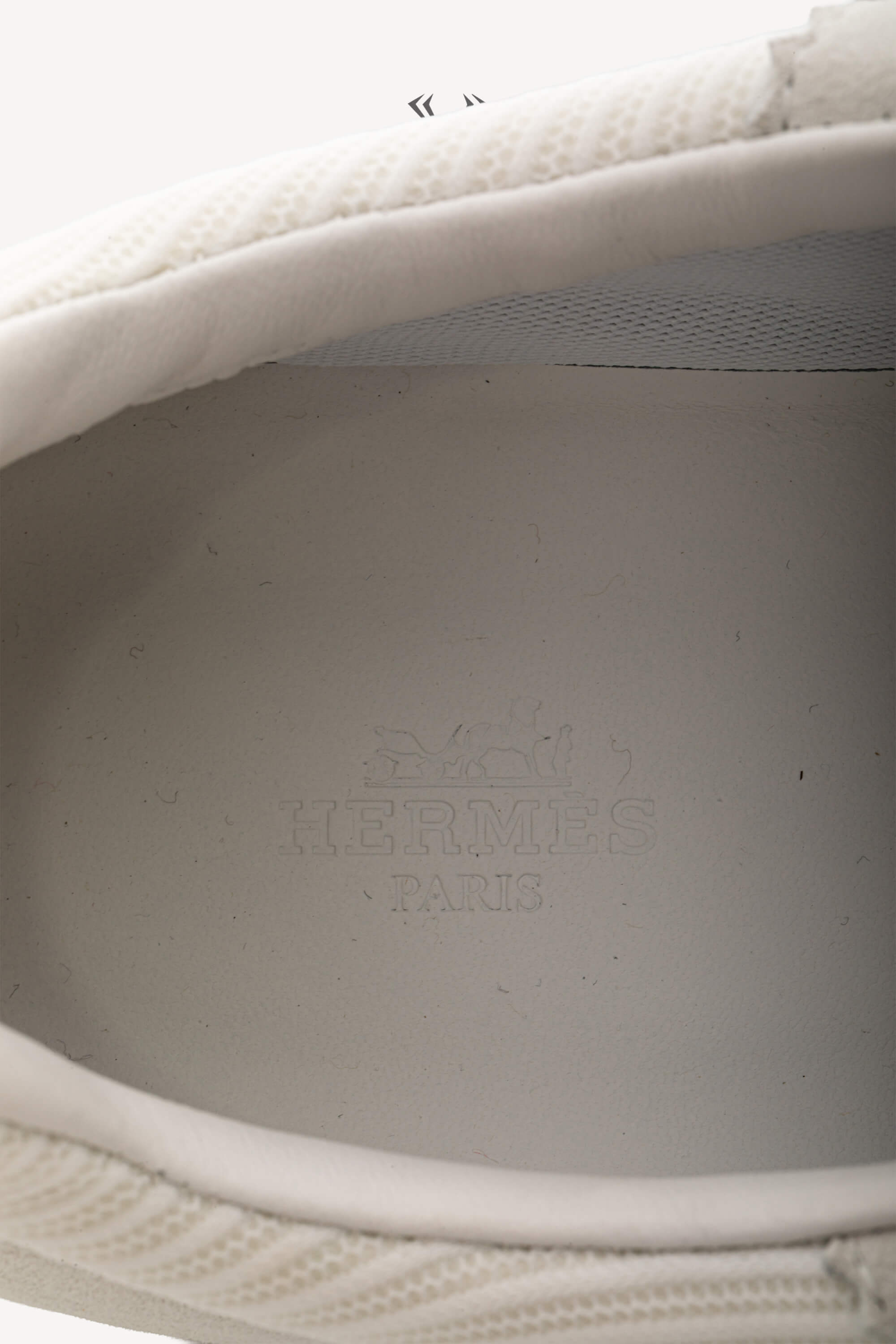 <span style="font-size: 10px;letter-spacing: .15em">HARD TO FIND</span><br> <strong>HERMES</strong><br> <div style="margin-top:10px;font-size:16px">Technical Mesh Suede Goatskin Bouncing Sneaker White 42</div><br> - Image 23